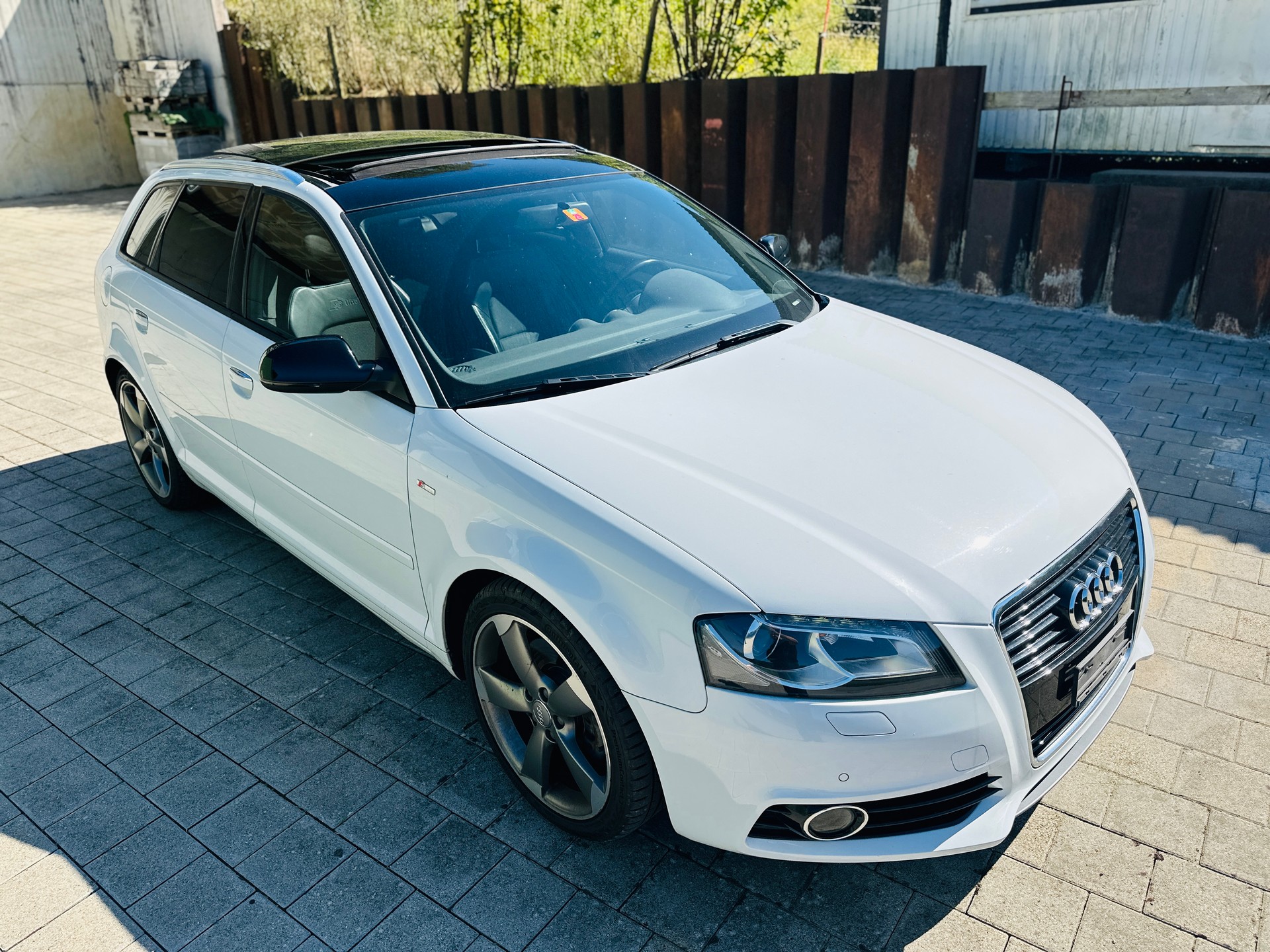 AUDI A3 Sportback 2.0 TFSI Ambition S-tronic-image-2
