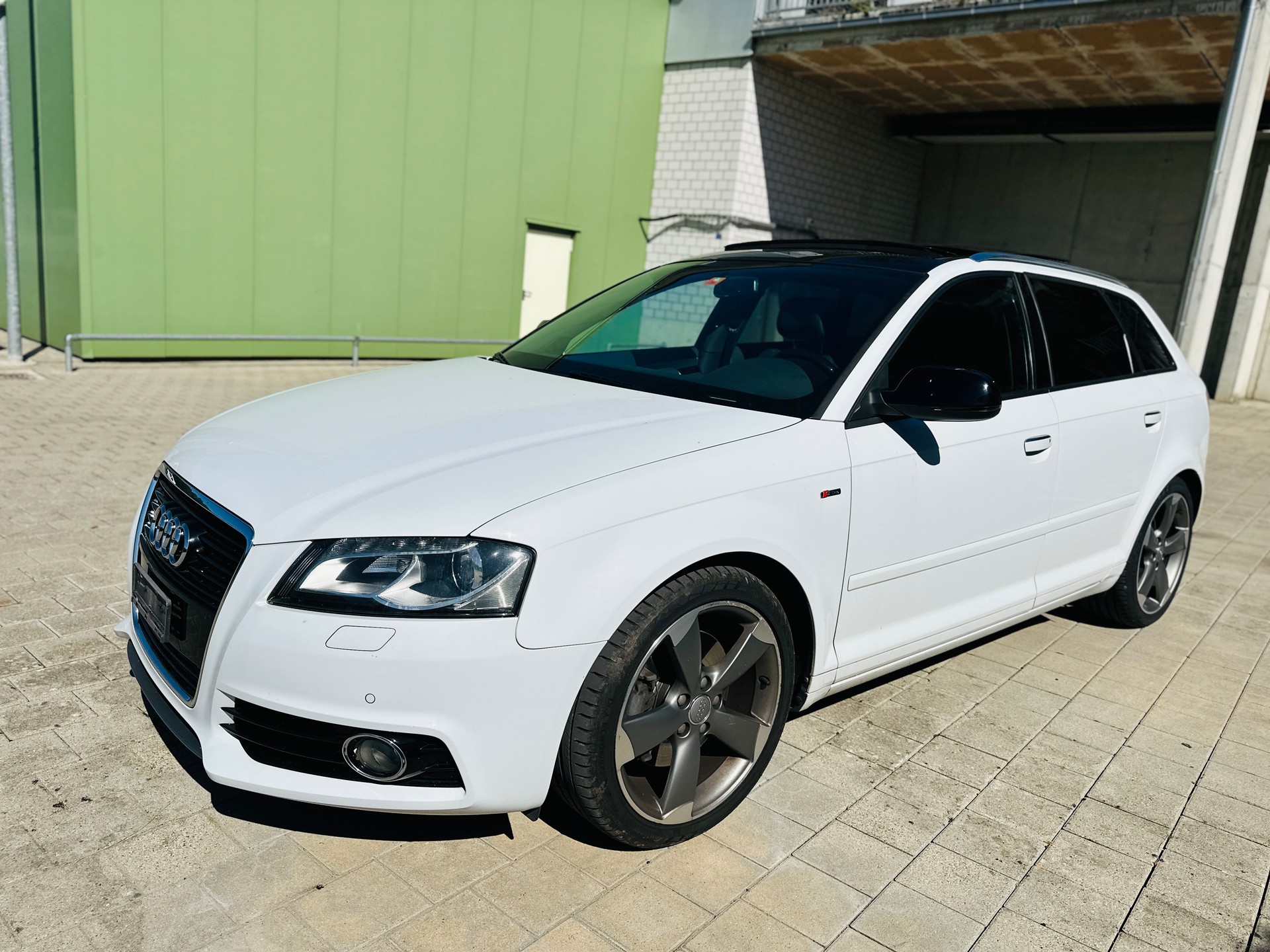 AUDI A3 Sportback 2.0 TFSI Ambition S-tronic-image-1