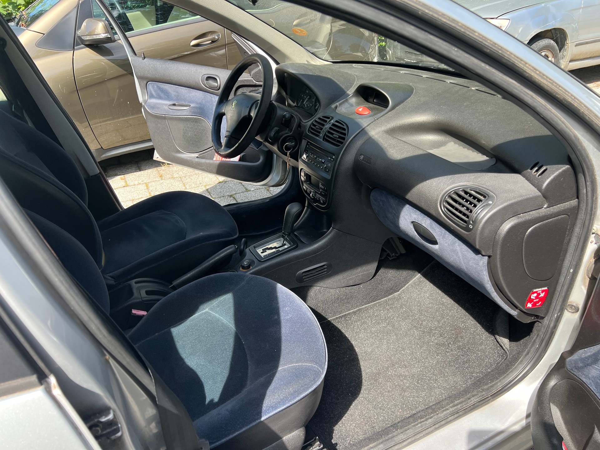 PEUGEOT 206 1.6 16V (XT) Premium-image-9