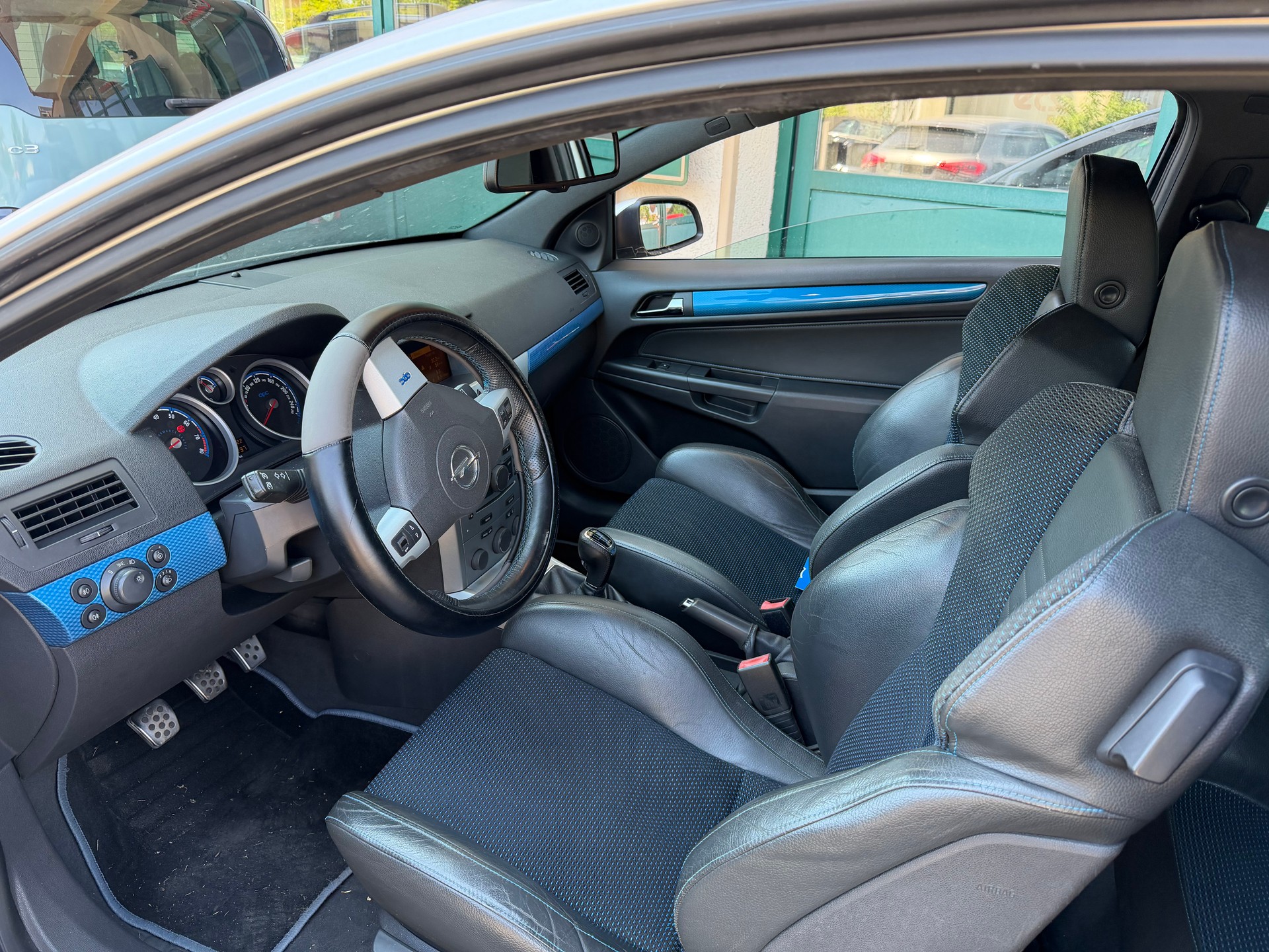 OPEL Astra GTC 2.0i 16V Turbo OPC-image-4
