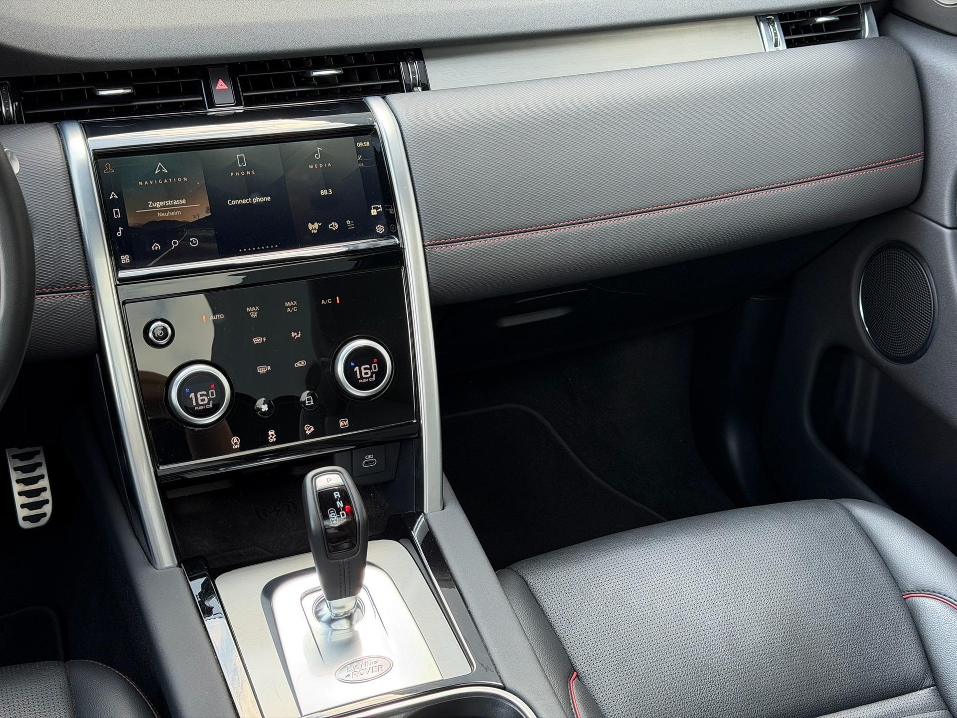 LAND ROVER Discovery Sport 1.5 T 300e R-Dynamic S-image-10