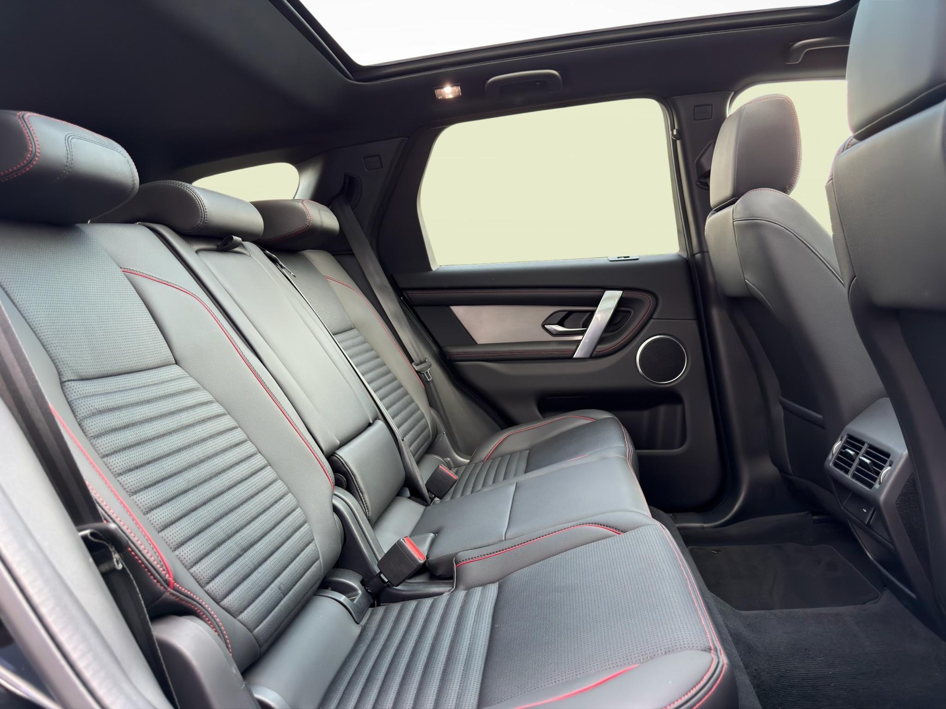 LAND ROVER Discovery Sport 1.5 T 300e R-Dynamic S-image-14