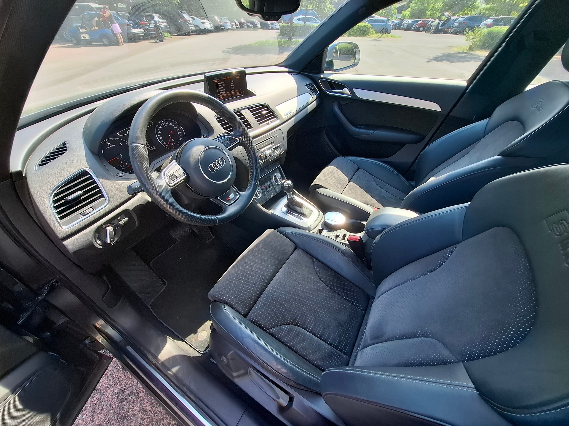AUDI Q3 2.0 TDI quattro-image-9