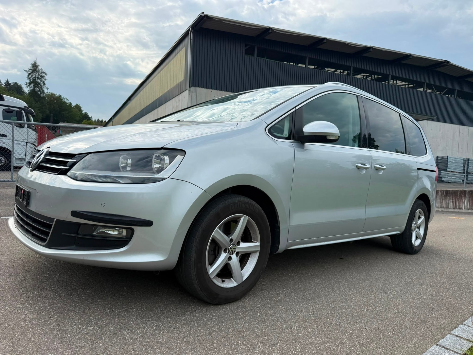 VW Sharan 2.0 TDI BlueMotion Technology Trendline DSG-image-2