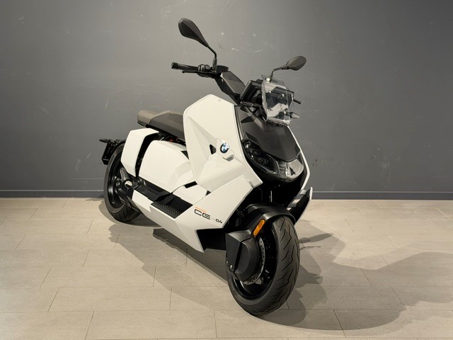 BMW CE 04-showroom-element-1