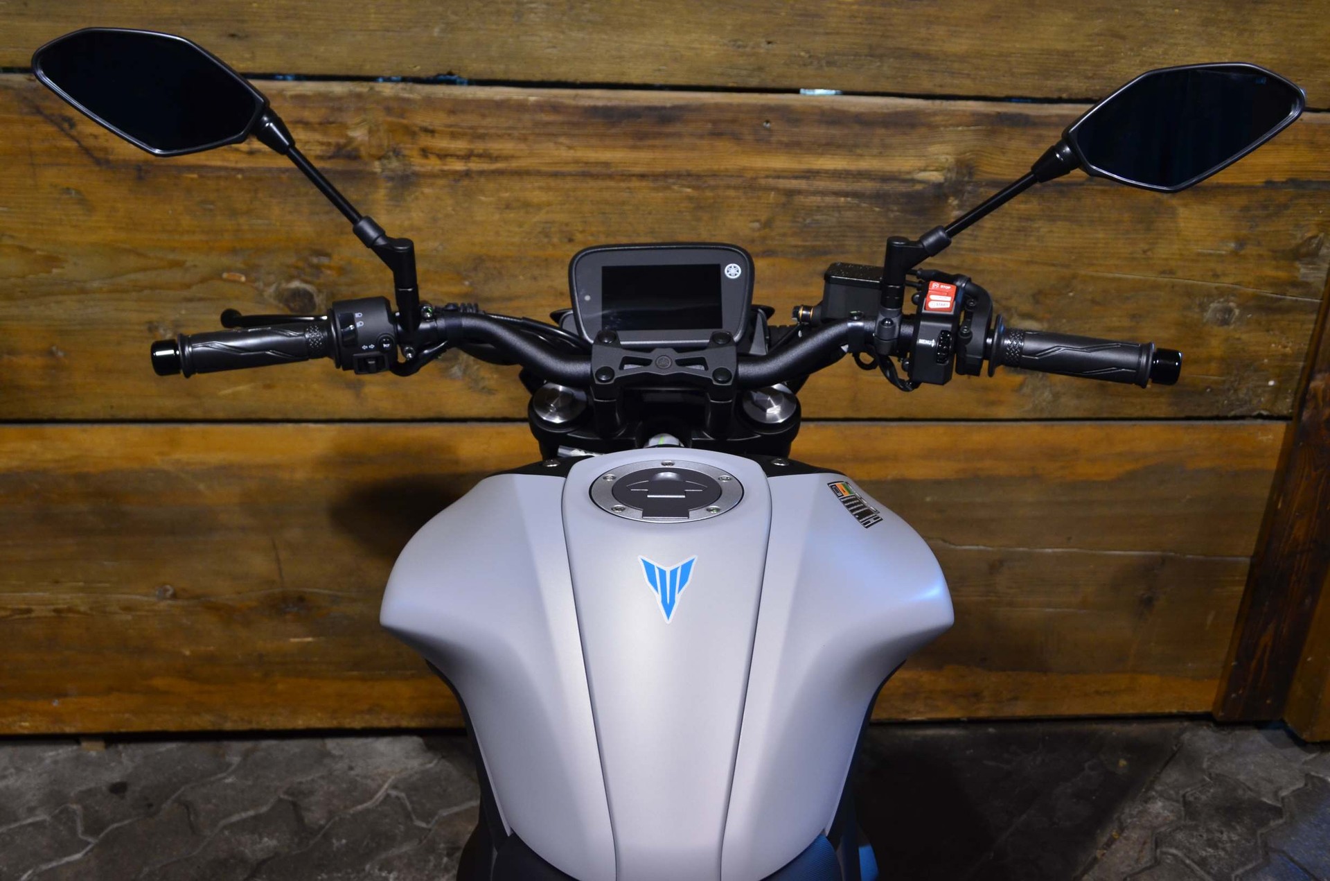 YAMAHA MT-125 ABS-showroom-element-2
