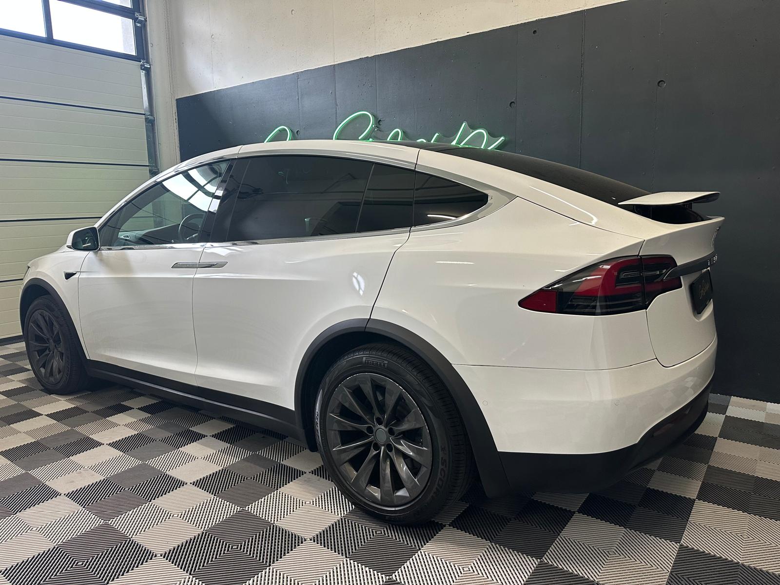 TESLA Model X Raven Plus Maximale-Reichweite-showroom-element-3