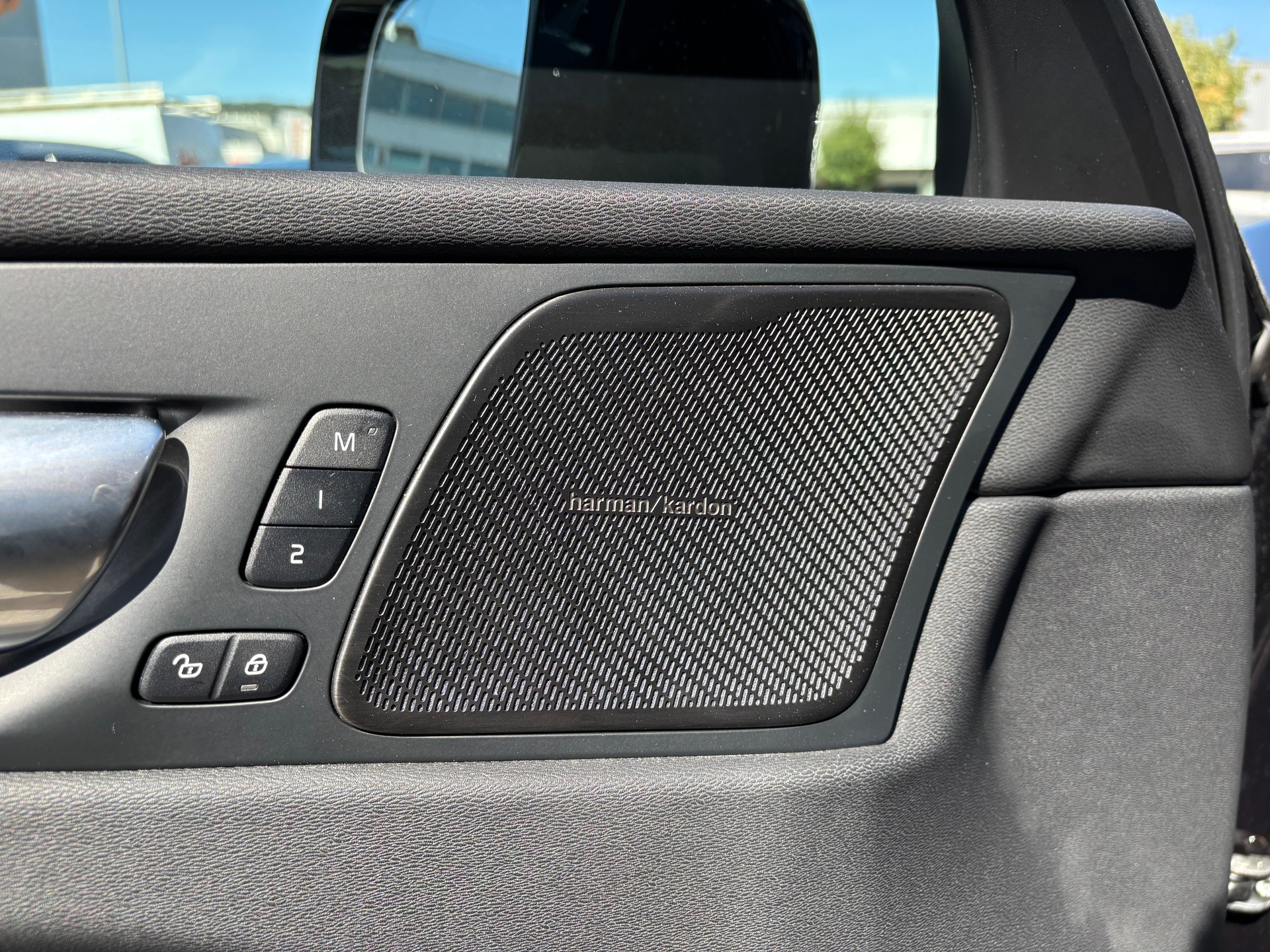 VOLVO XC60 T6 eAWD PluginHybrid Plus Dark Geartronic-image-13