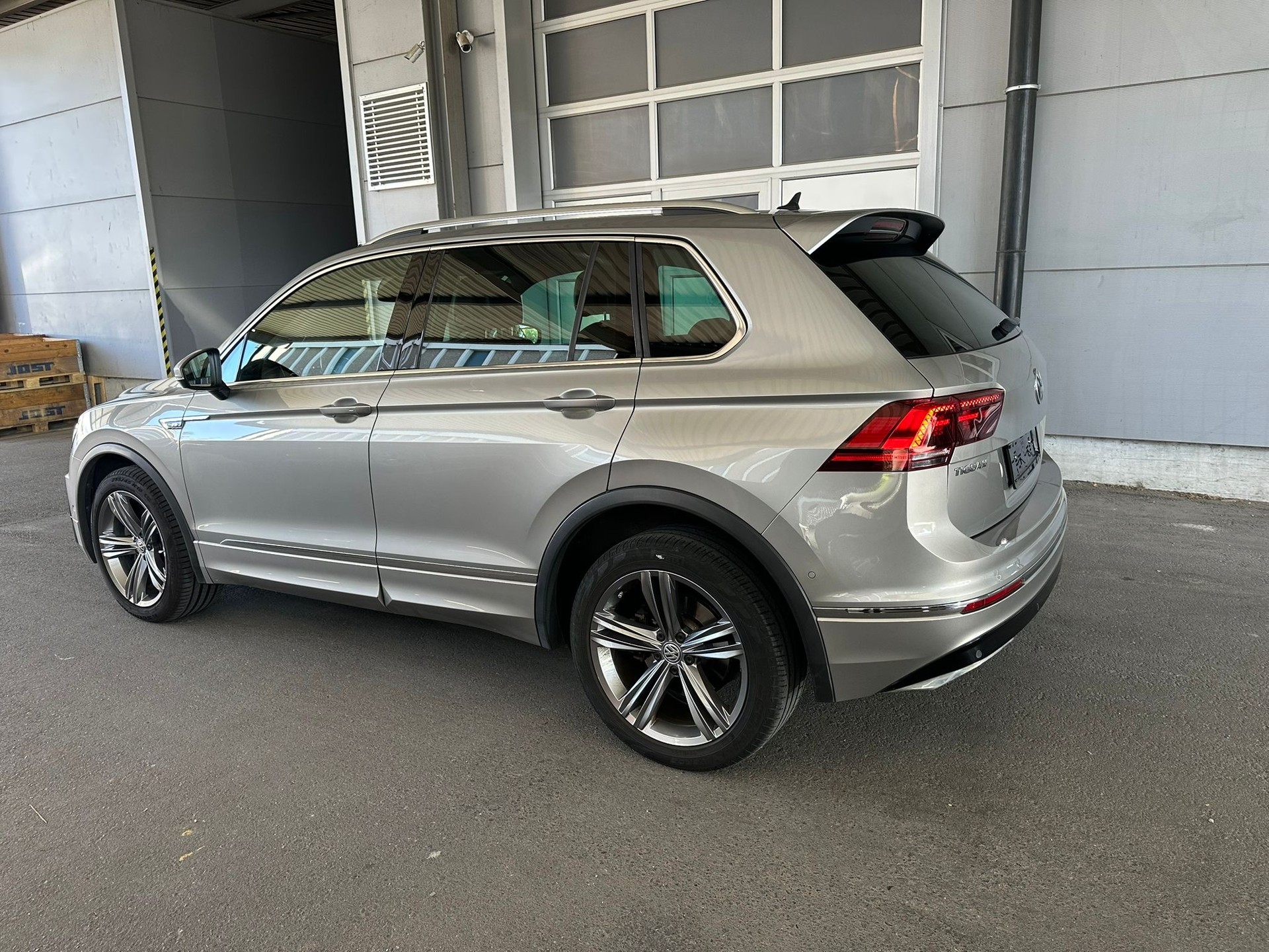 VW Tiguan 2.0 TDI R-Line 4Motion DSG-image-3