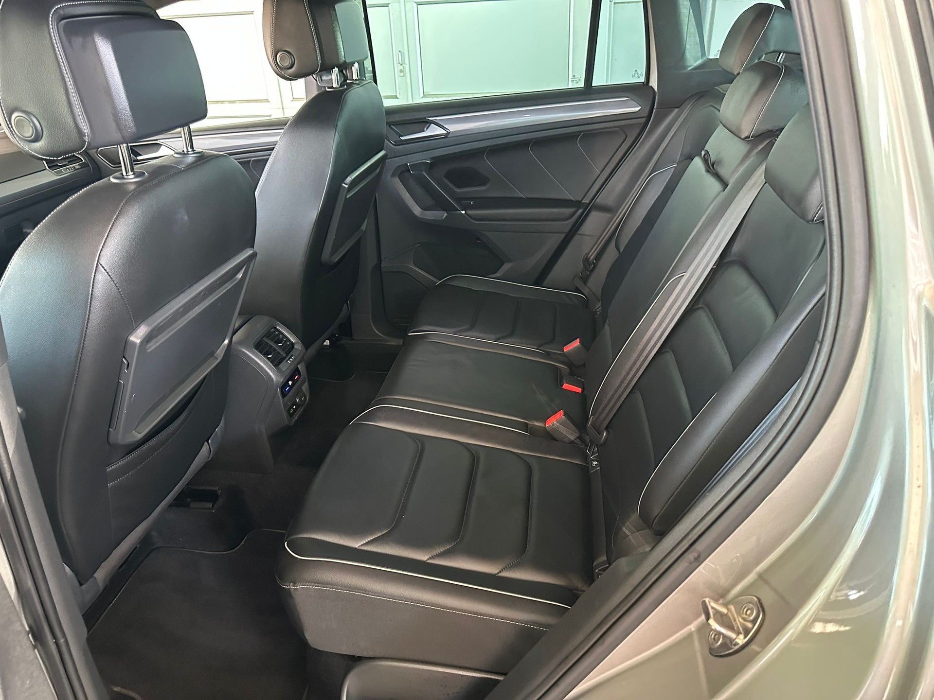 VW Tiguan 2.0 TDI R-Line 4Motion DSG-image-13