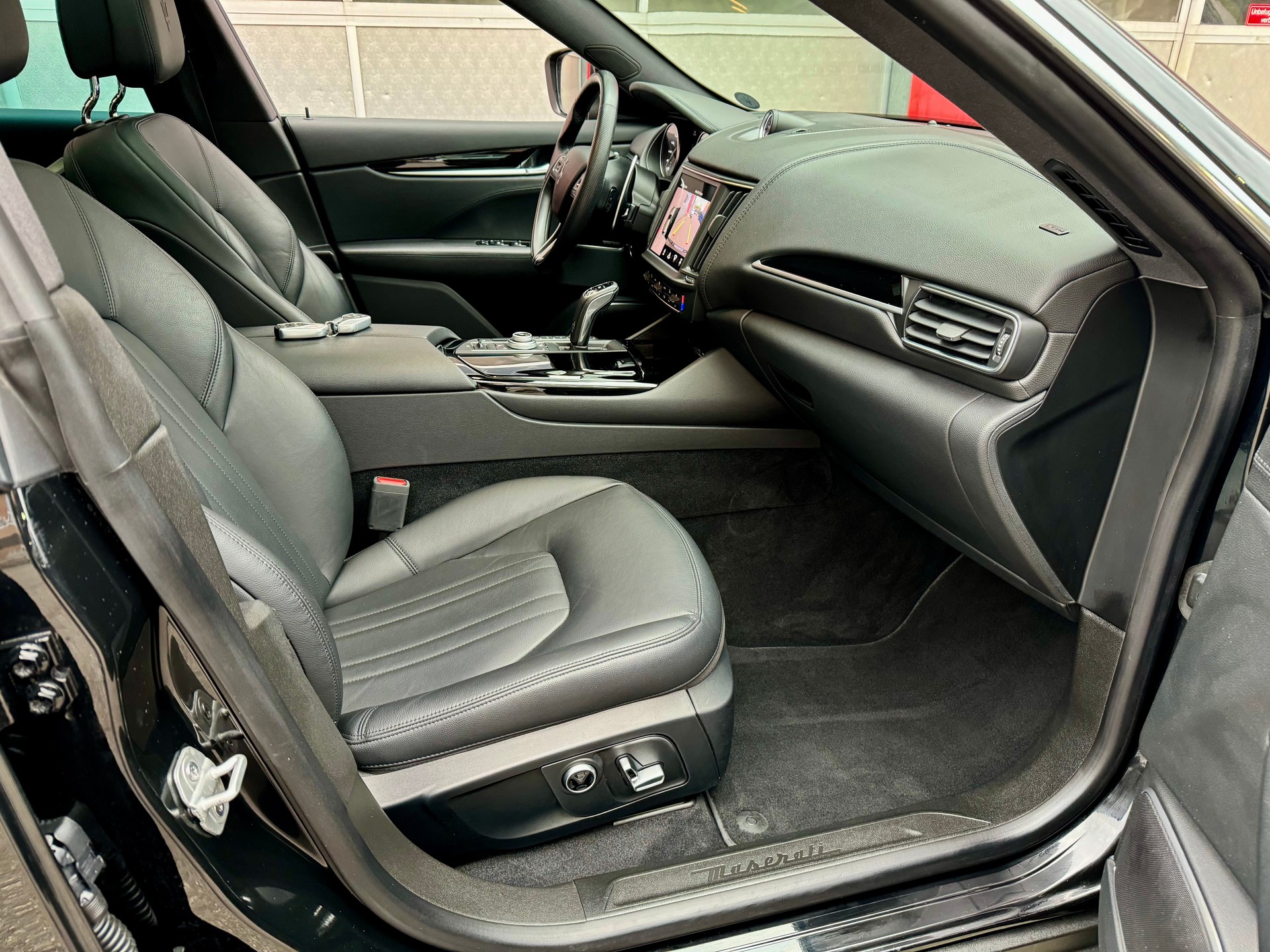 MASERATI Levante 3.0 V6 GranLusso Automatica-image-14