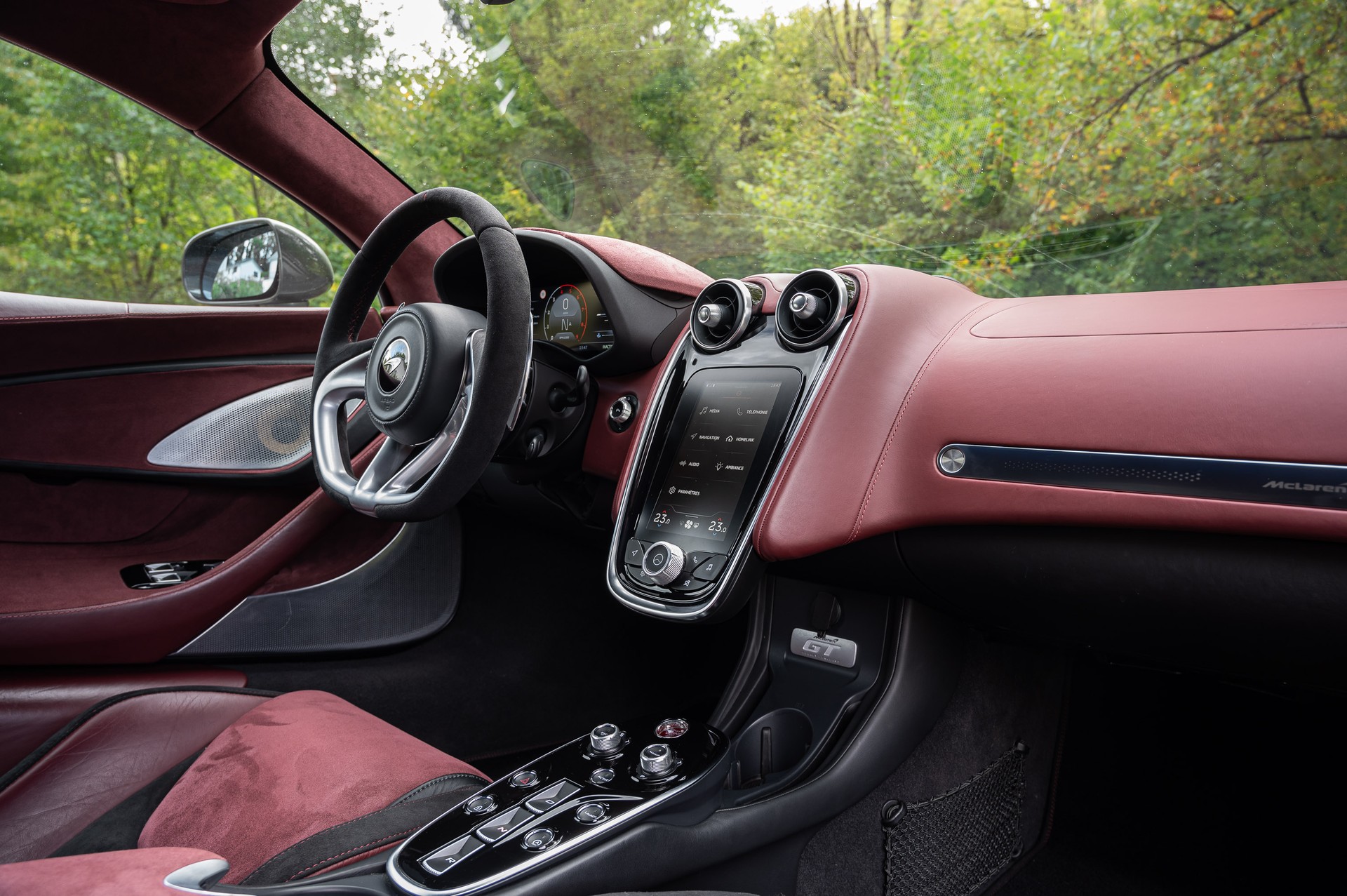 McLAREN GT-image-21
