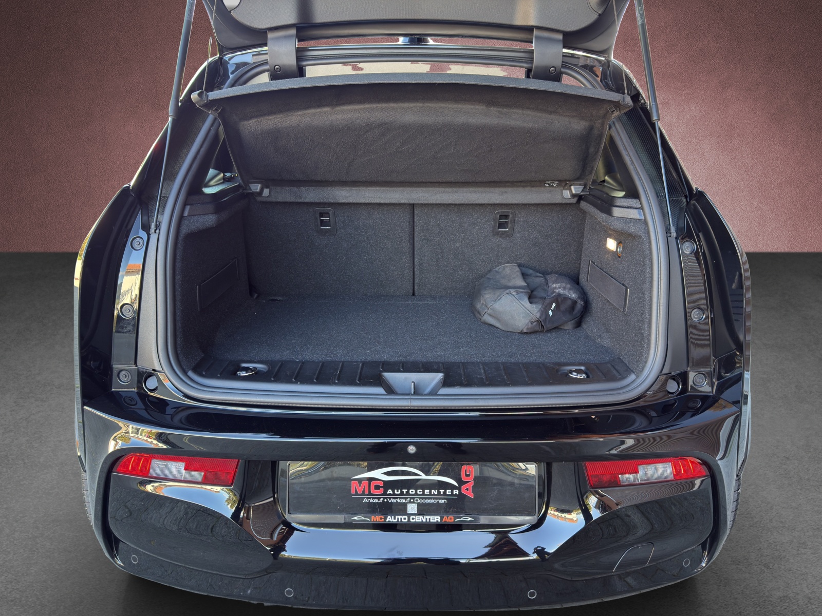 BMW i3s (120Ah) Roadstyle Black Edition-image-13