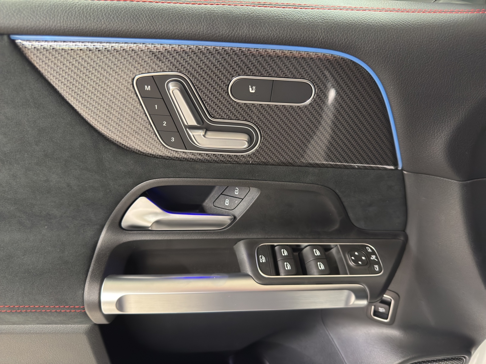 MERCEDES-BENZ GLB 220 d AMG Line 4Matic-image-14
