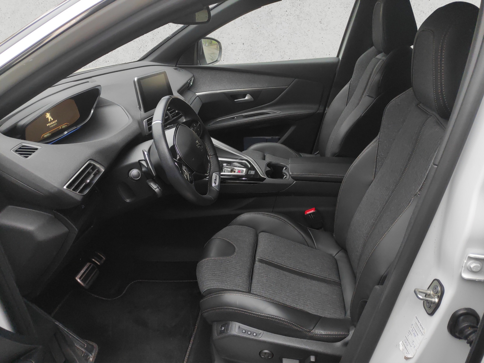 PEUGEOT 3008 1.6 THP GT Line-image-8