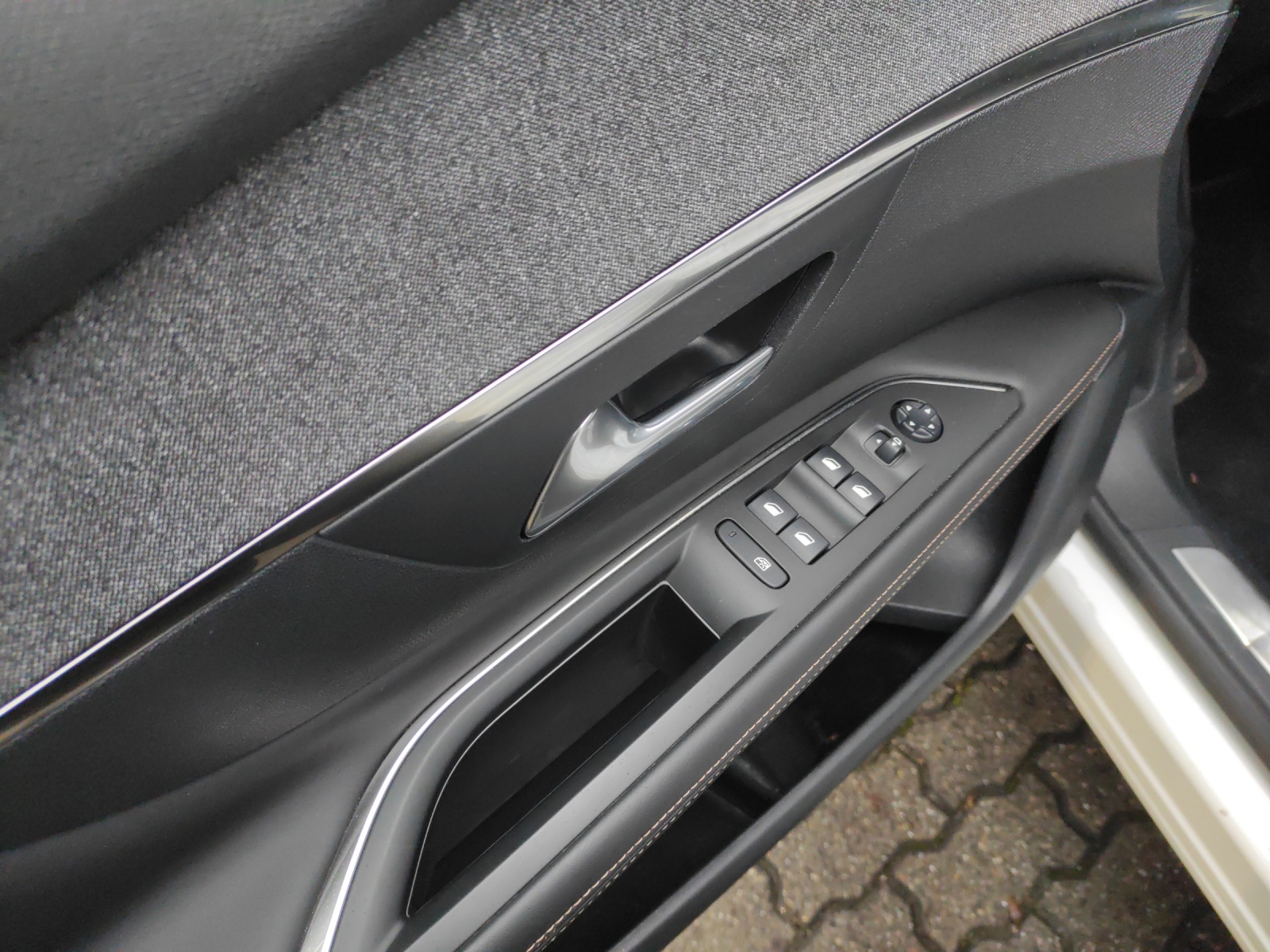 PEUGEOT 3008 1.6 THP GT Line-image-10