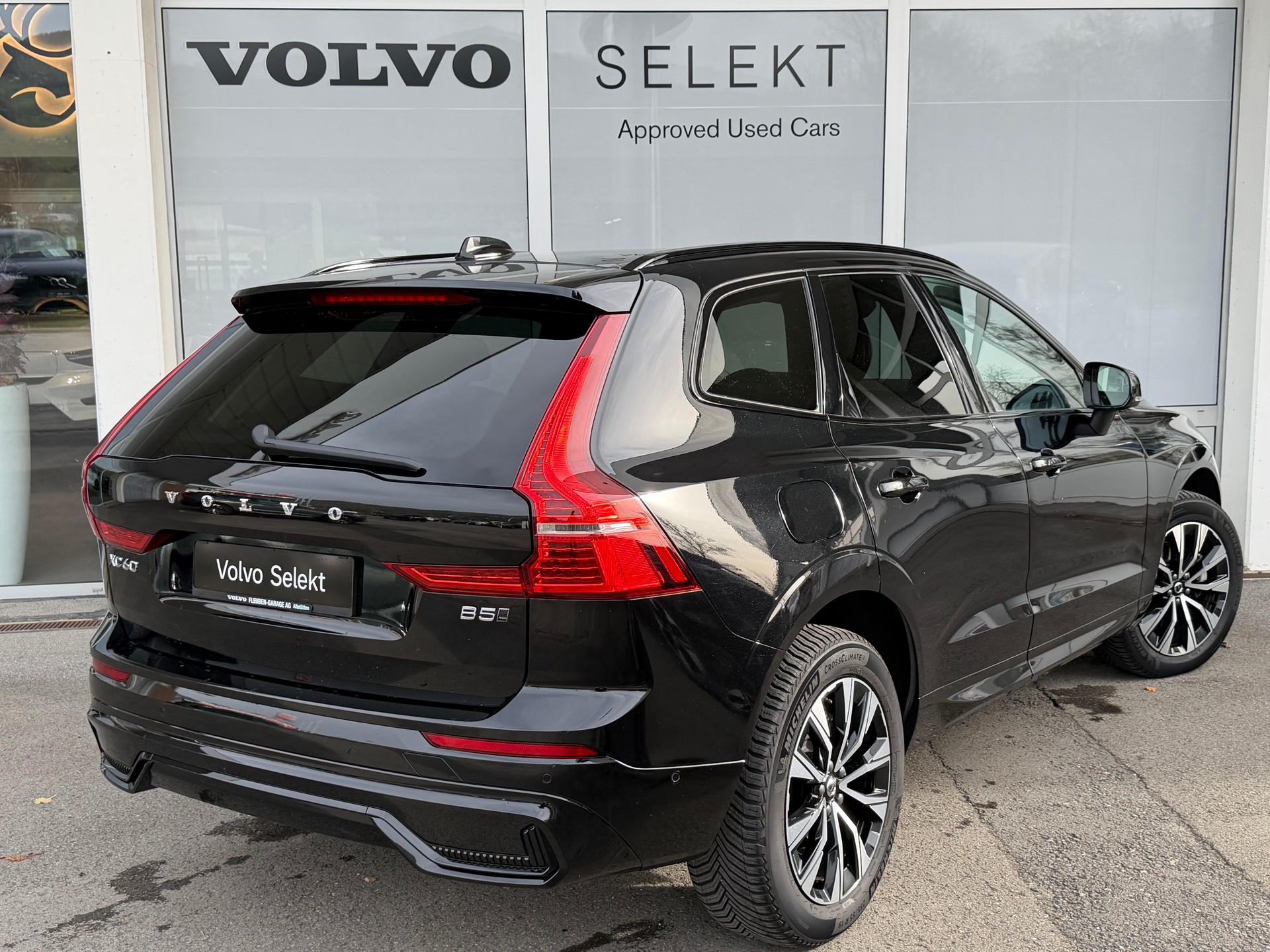 VOLVO XC60 B5 Benzin Mild Hybrid AWD Plus Dark Geartronic-showroom-element-1