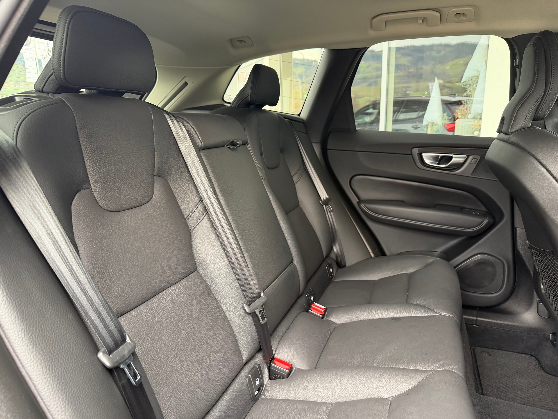 VOLVO XC60 B5 Benzin Mild Hybrid AWD Plus Dark Geartronic-image-5