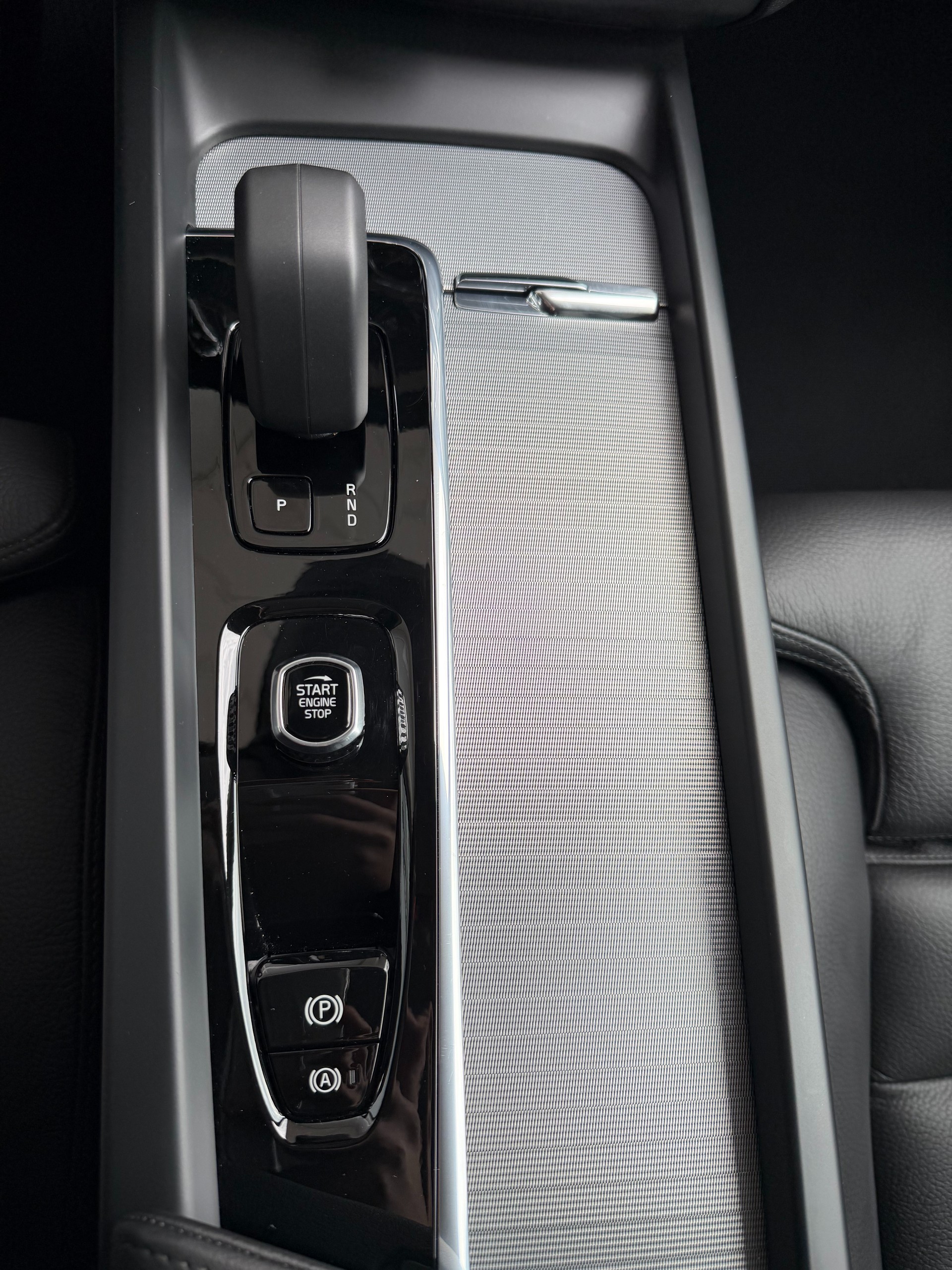 VOLVO XC60 B5 Benzin Mild Hybrid AWD Plus Dark Geartronic-image-10