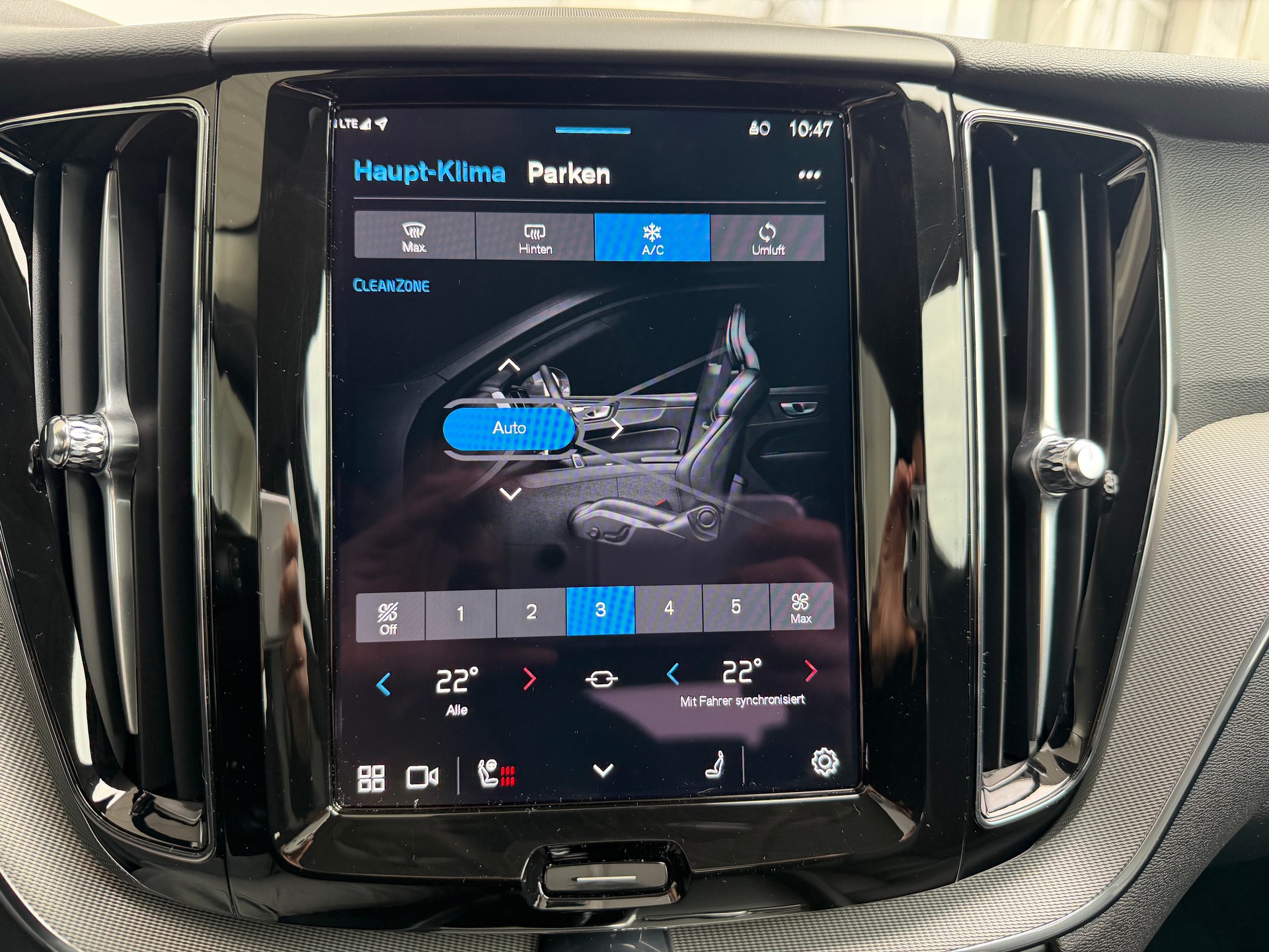 VOLVO XC60 B5 Benzin Mild Hybrid AWD Plus Dark Geartronic-image-14