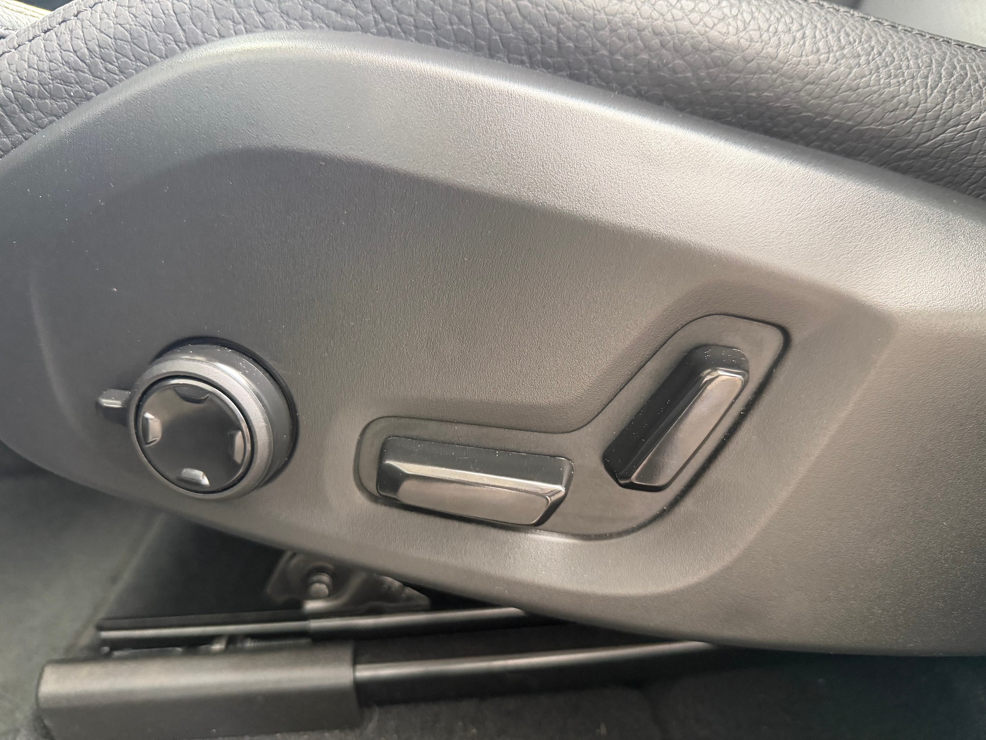 VOLVO XC60 B5 Benzin Mild Hybrid AWD Plus Dark Geartronic-image-4