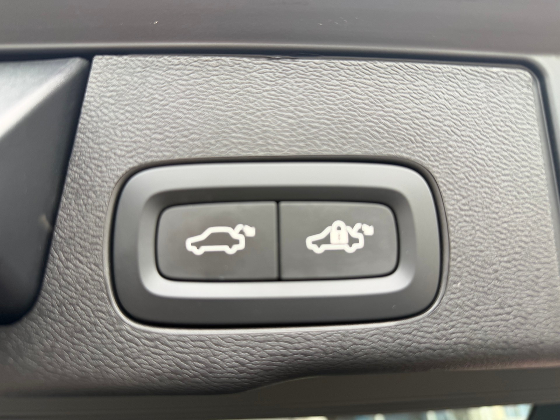 VOLVO XC60 B5 Benzin Mild Hybrid AWD Plus Dark Geartronic-image-19