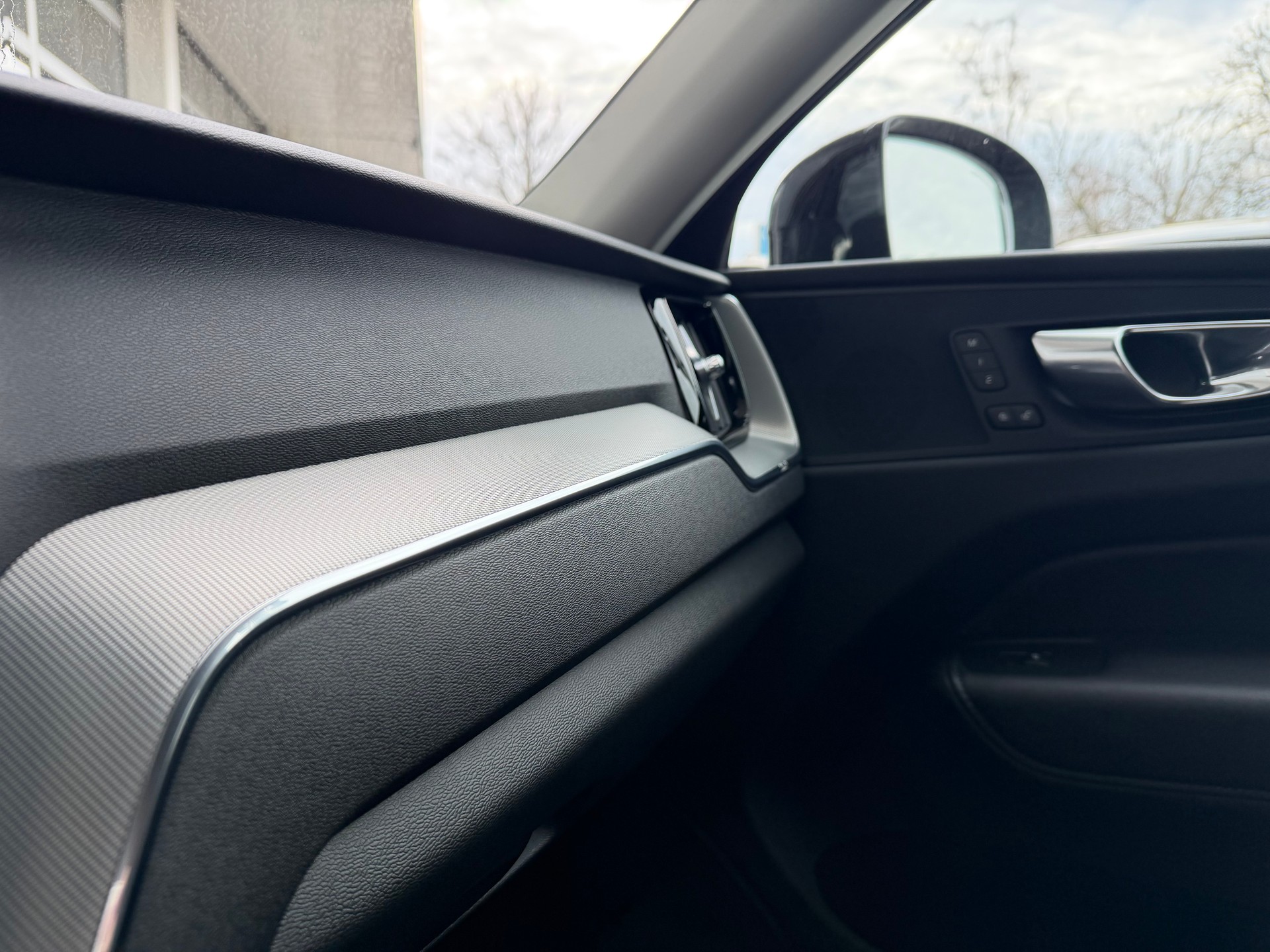 VOLVO XC60 B5 Benzin Mild Hybrid AWD Plus Dark Geartronic-image-9