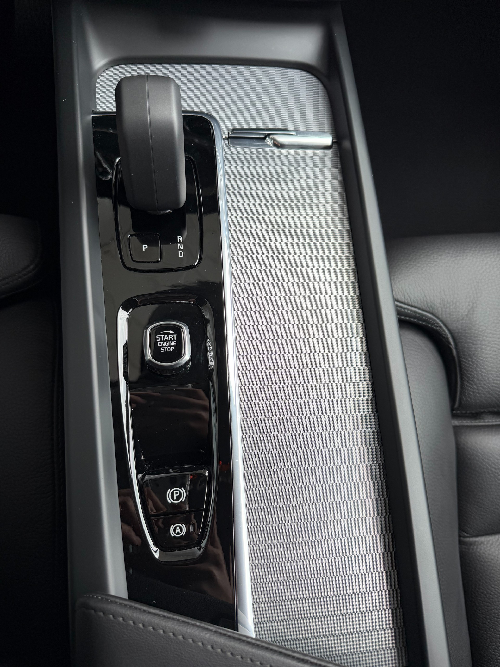 VOLVO XC60 B5 Benzin Mild Hybrid AWD Plus Dark Geartronic-image-8