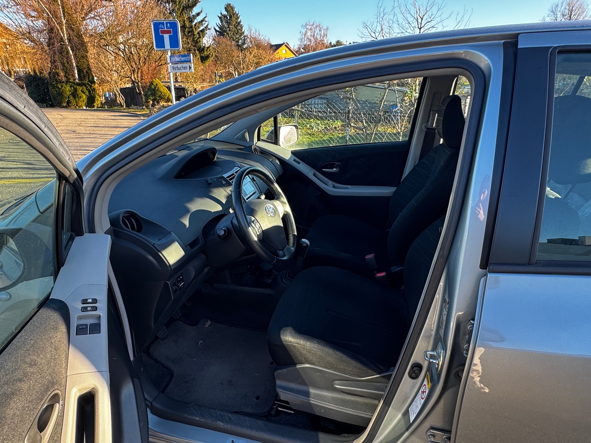 TOYOTA Yaris 1.0 Style-image-13