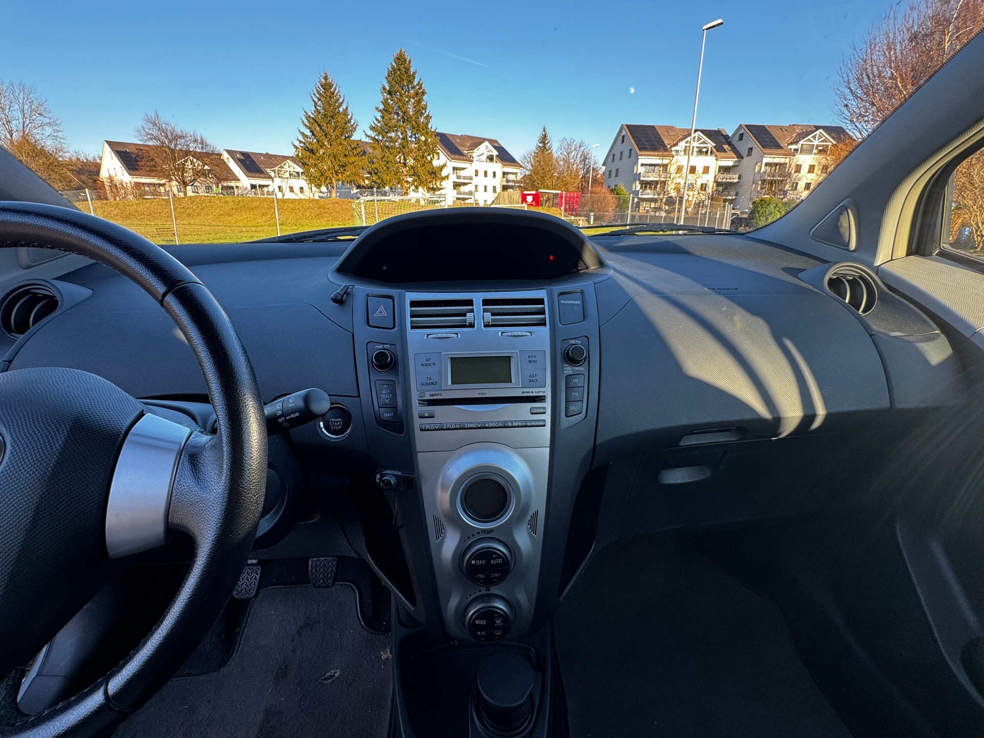 TOYOTA Yaris 1.0 Style-image-10