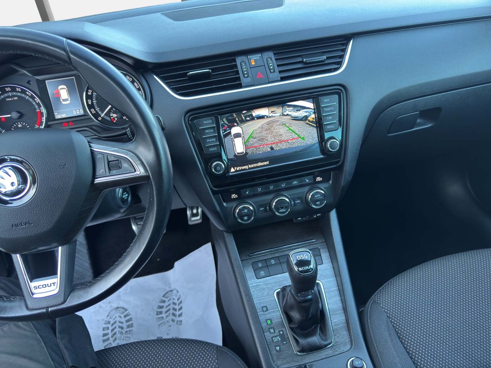 SKODA Octavia Combi 2.0 TDI Scout 4x4 DSG-image-11