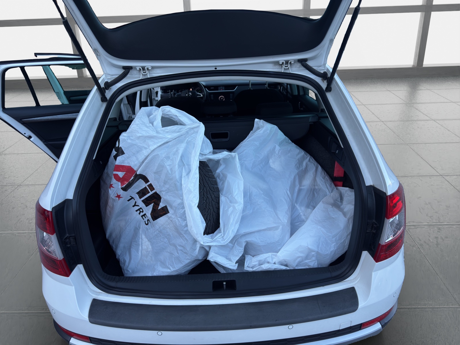 SKODA Octavia Combi 2.0 TDI Scout 4x4 DSG-image-13