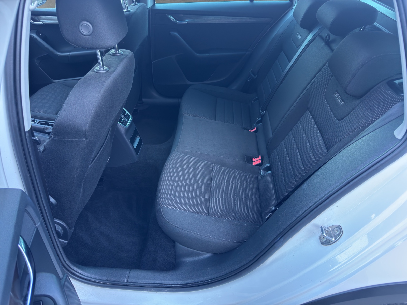 SKODA Octavia Combi 2.0 TDI Scout 4x4 DSG-image-9