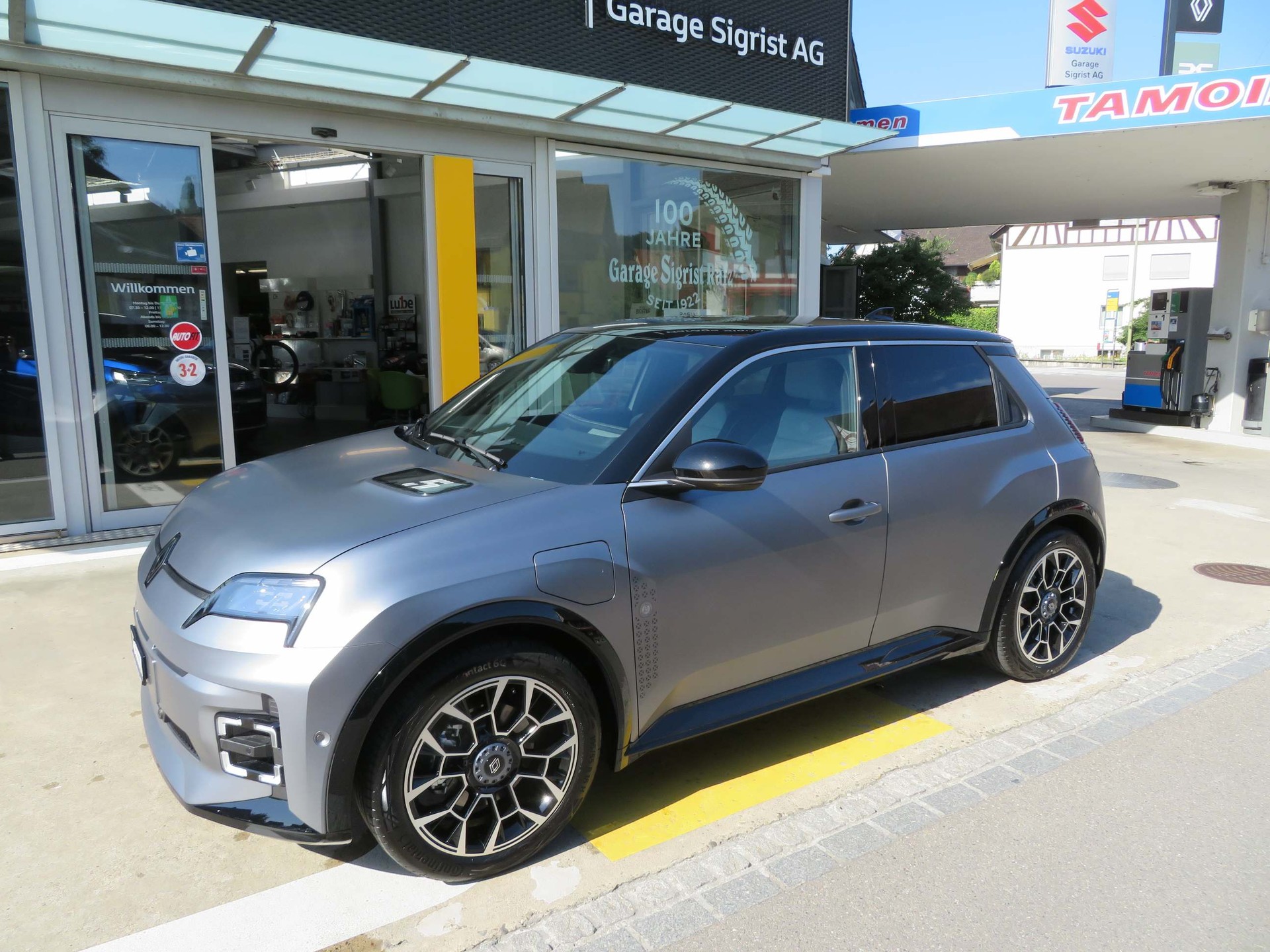 RENAULT R5 E-Tech Comfort Range Roland Garros-showroom-element-1