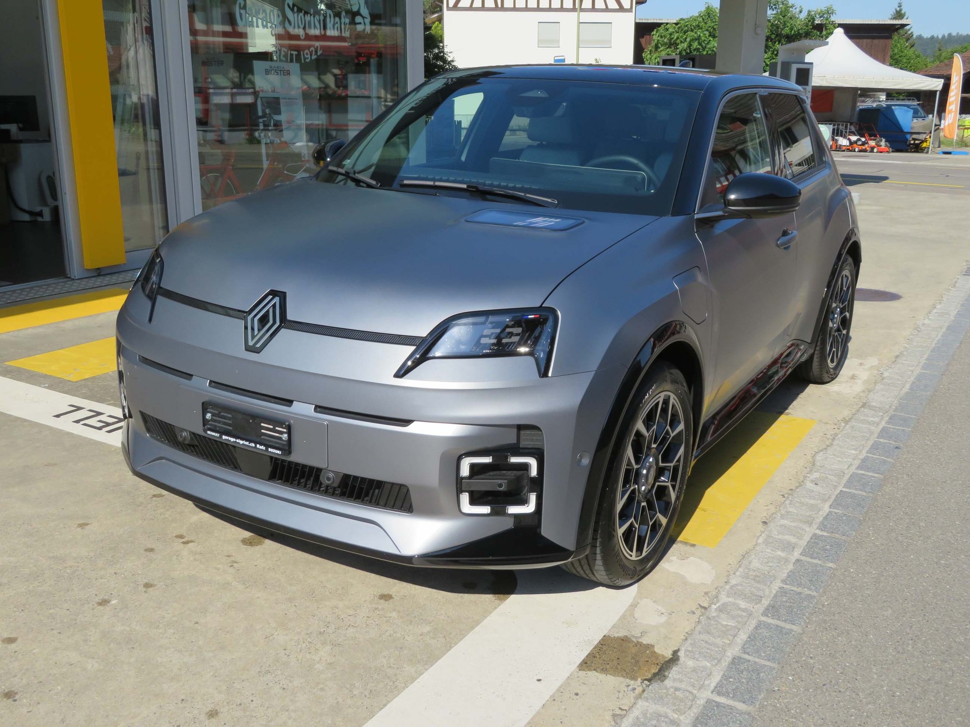RENAULT R5 E-Tech Comfort Range Roland Garros-showroom-element-2