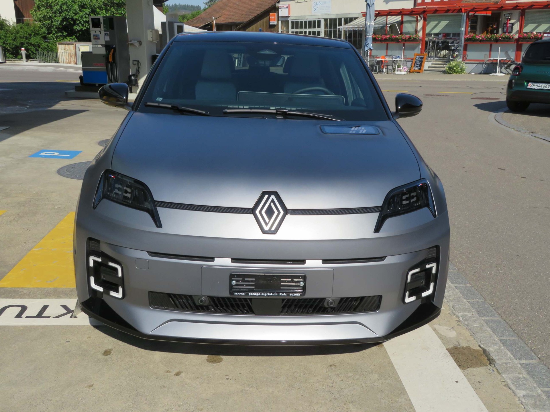 RENAULT R5 E-Tech Comfort Range Roland Garros-showroom-element-3