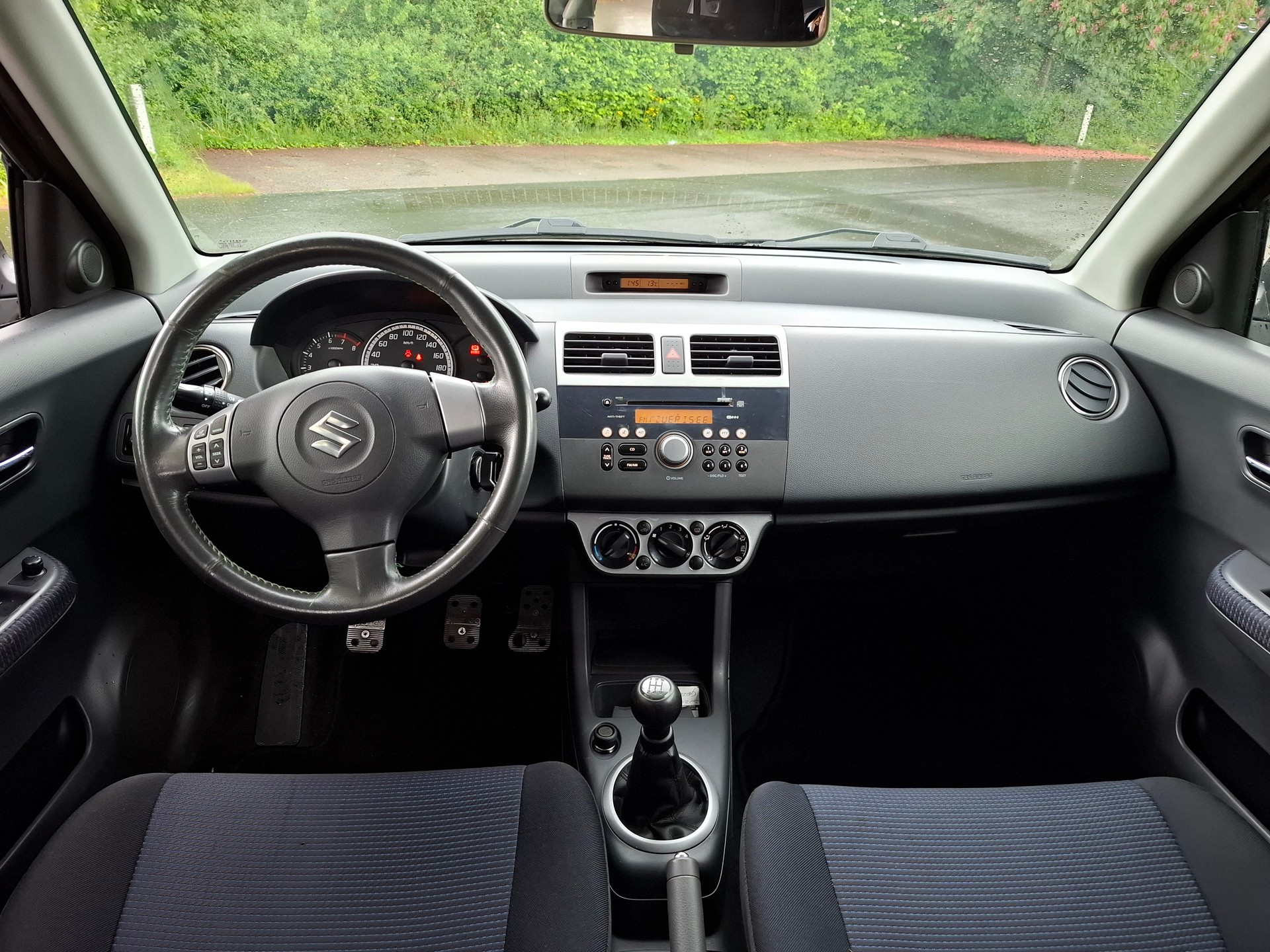 SUZUKI Swift 1.3i 16V GL 4x4-image-9