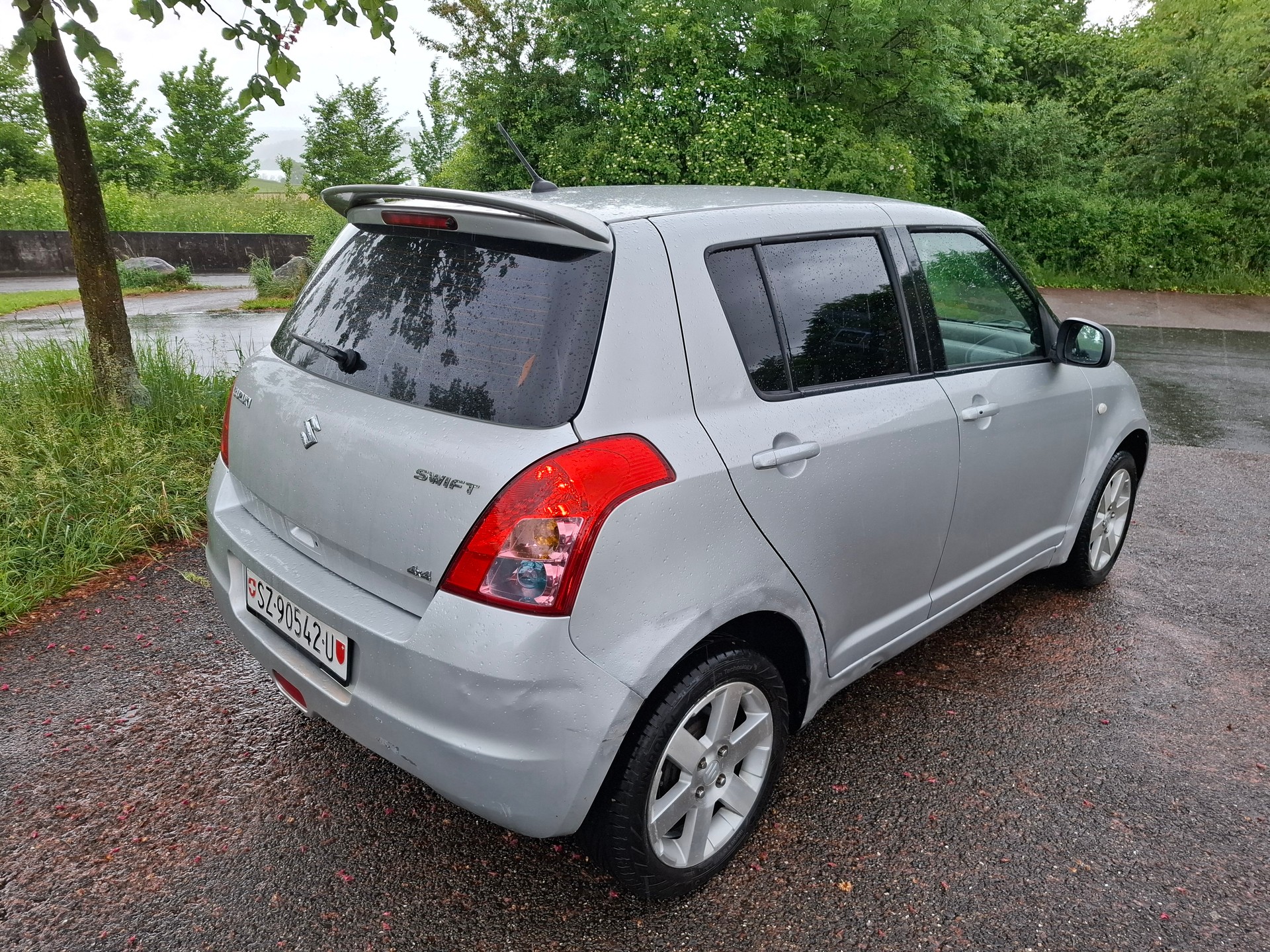 SUZUKI Swift 1.3i 16V GL 4x4-image-3