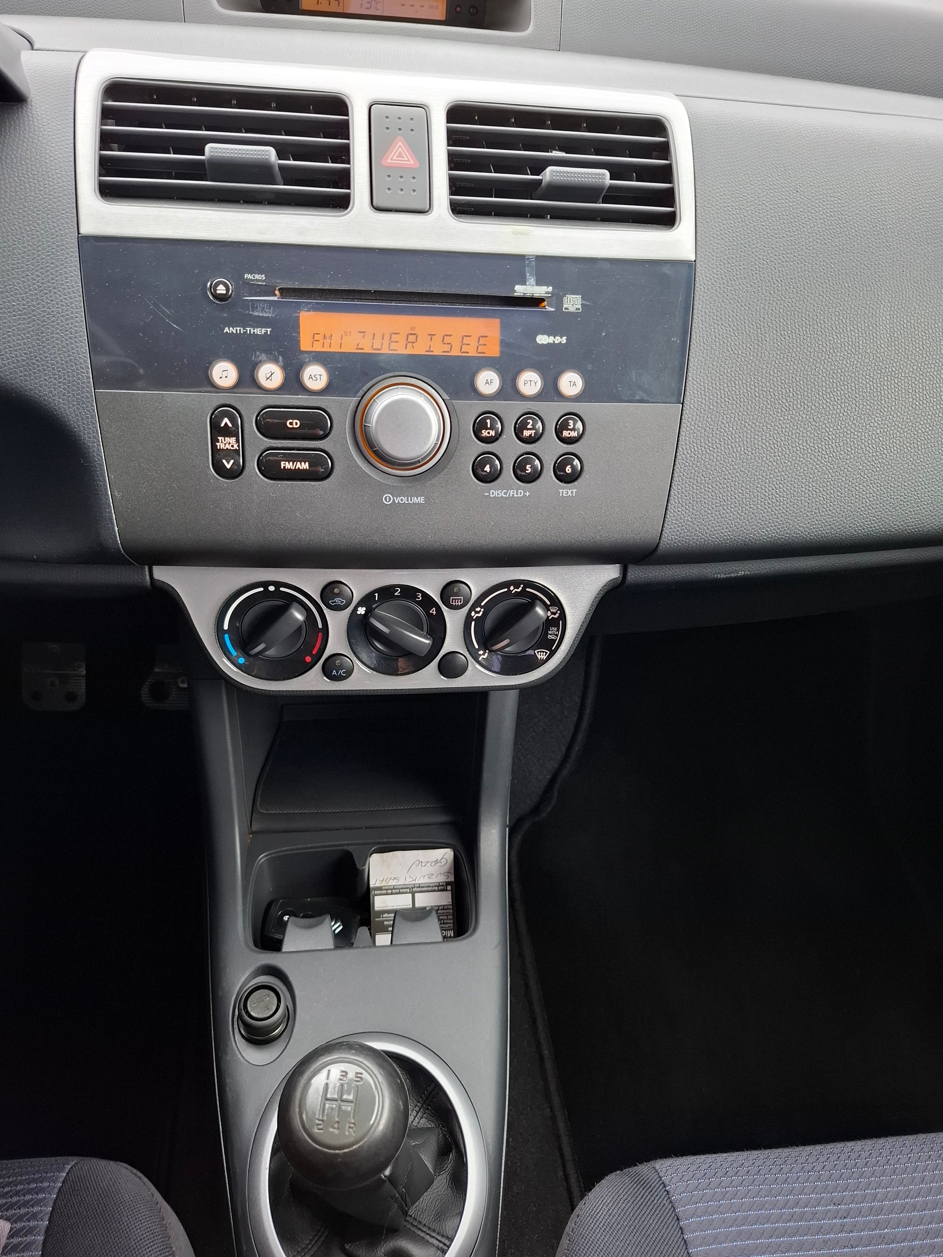 SUZUKI Swift 1.3i 16V GL 4x4-image-12