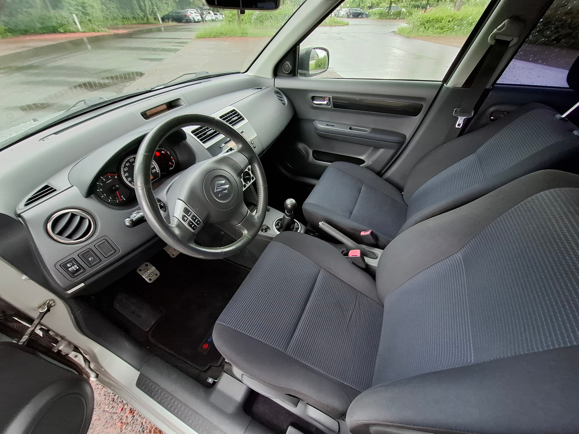 SUZUKI Swift 1.3i 16V GL 4x4-image-10