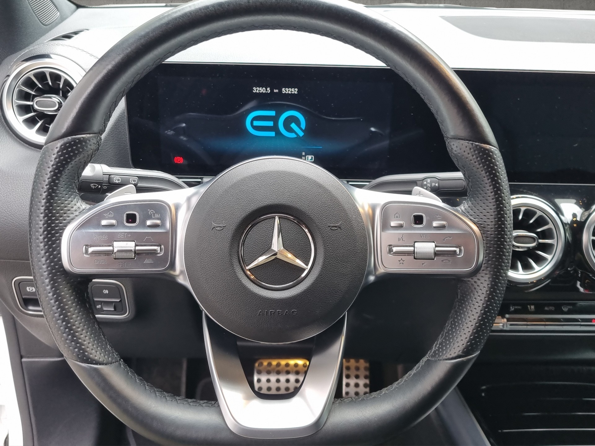 MERCEDES-BENZ EQA 350 Swiss Star AMG Line 4matic-image-9