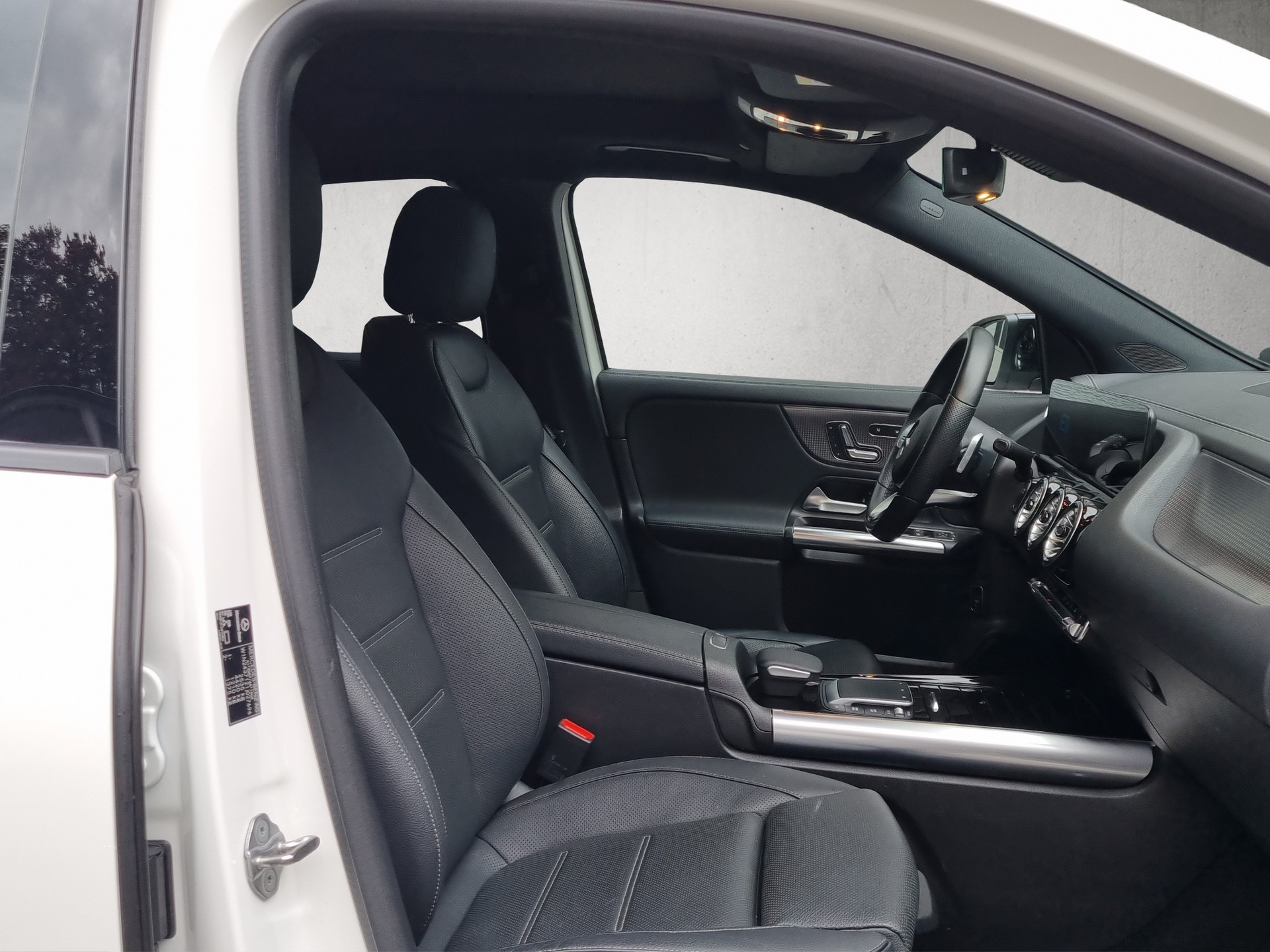 MERCEDES-BENZ EQA 350 Swiss Star AMG Line 4matic-image-12