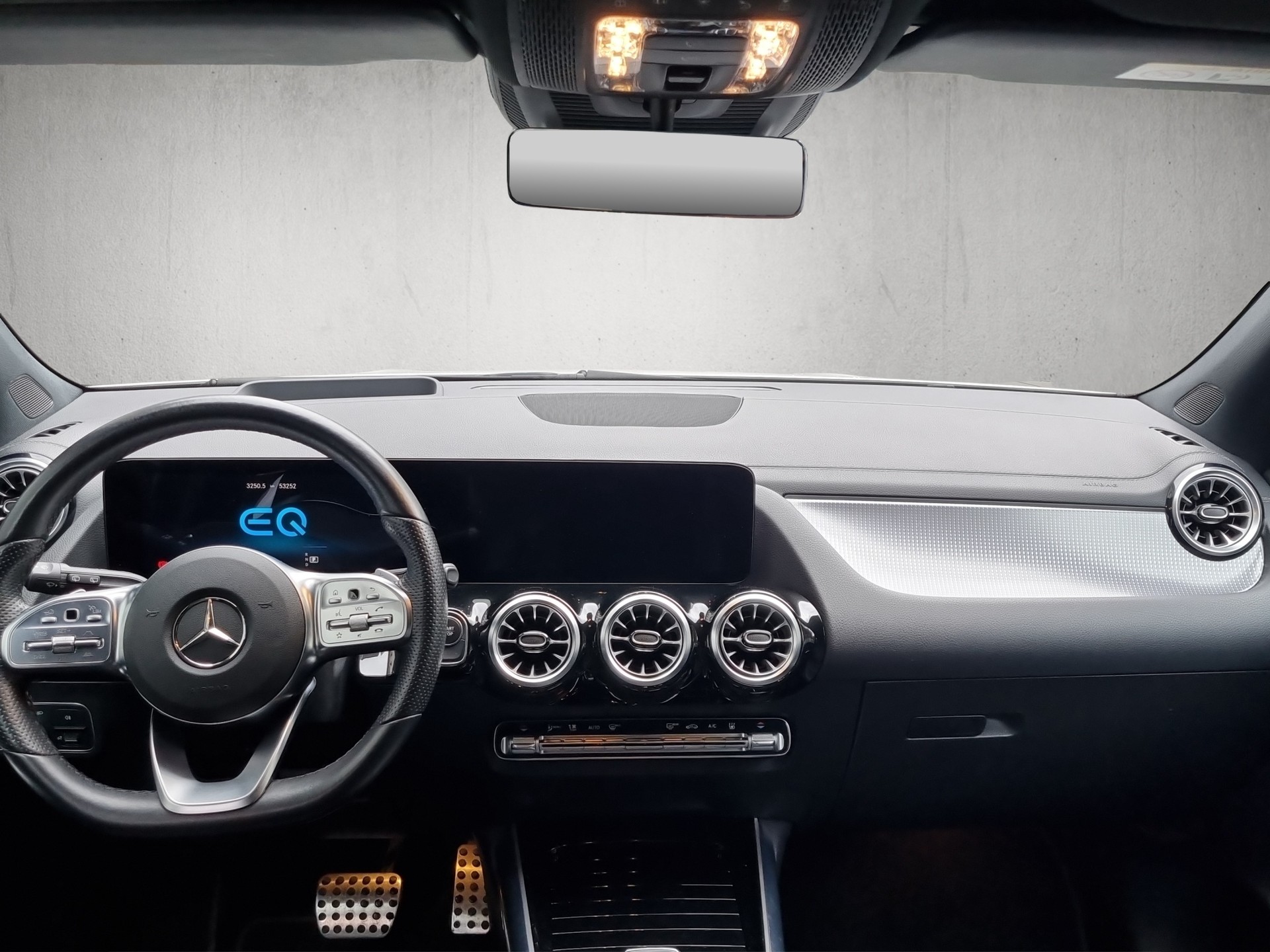 MERCEDES-BENZ EQA 350 Swiss Star AMG Line 4matic-image-11