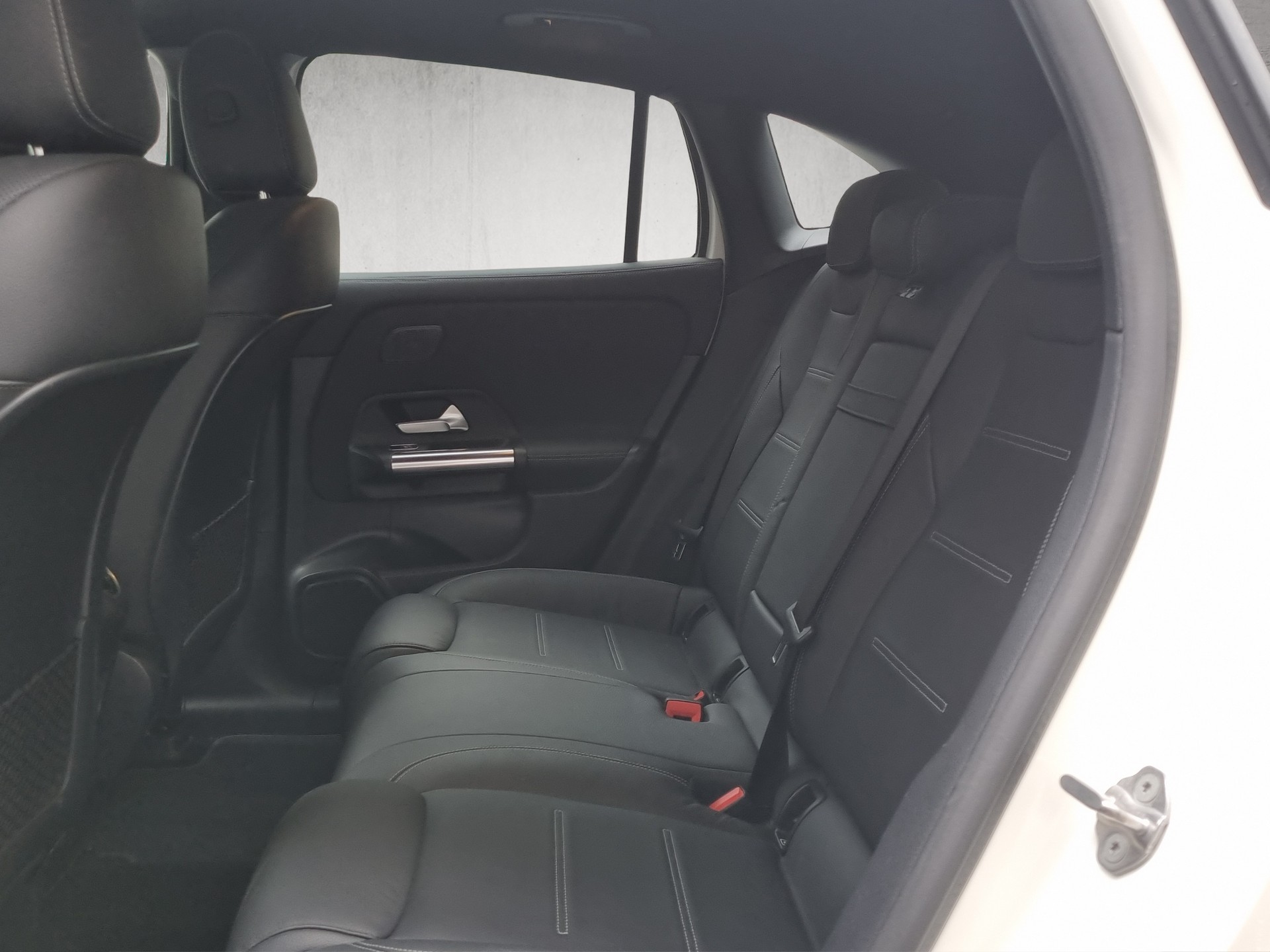MERCEDES-BENZ EQA 350 Swiss Star AMG Line 4matic-image-10