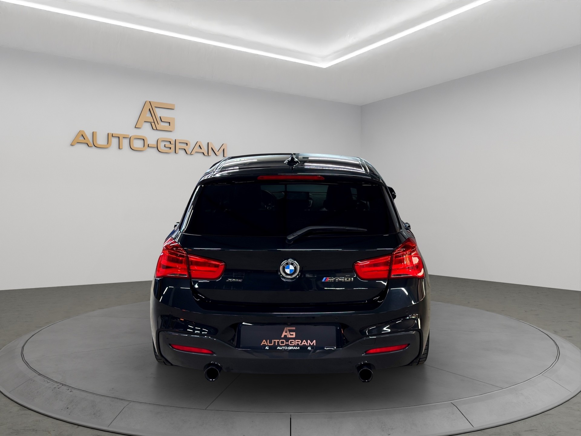 BMW M140i xDrive Steptronic-showroom-element-3