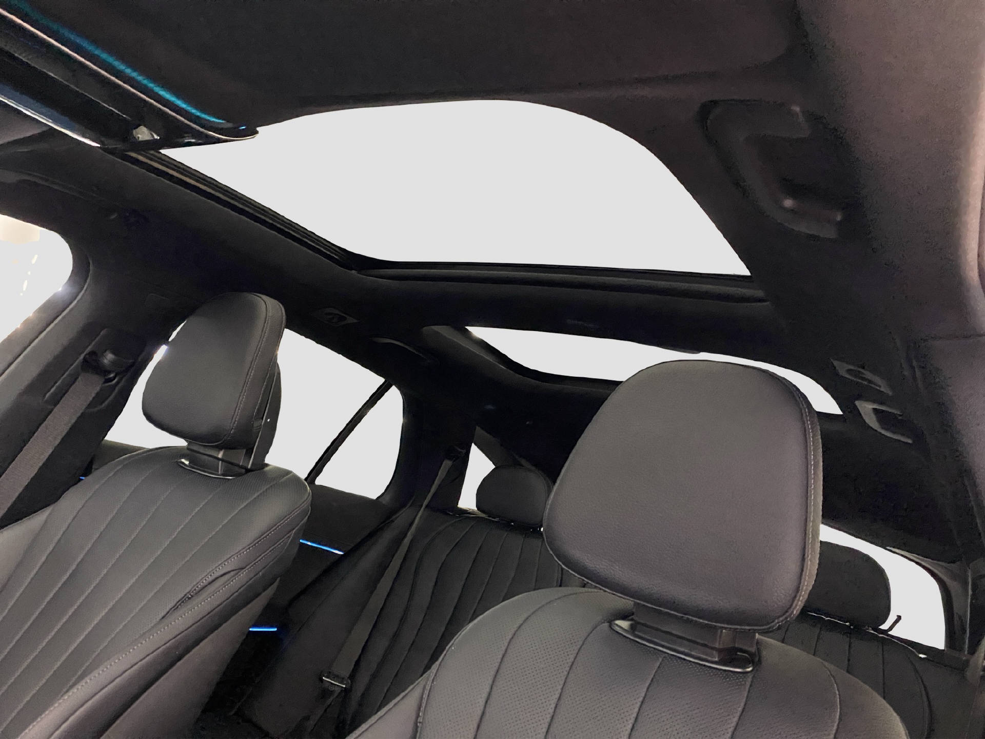 MERCEDES-BENZ E 300 de AMG Line 4matic Kombi-image-9