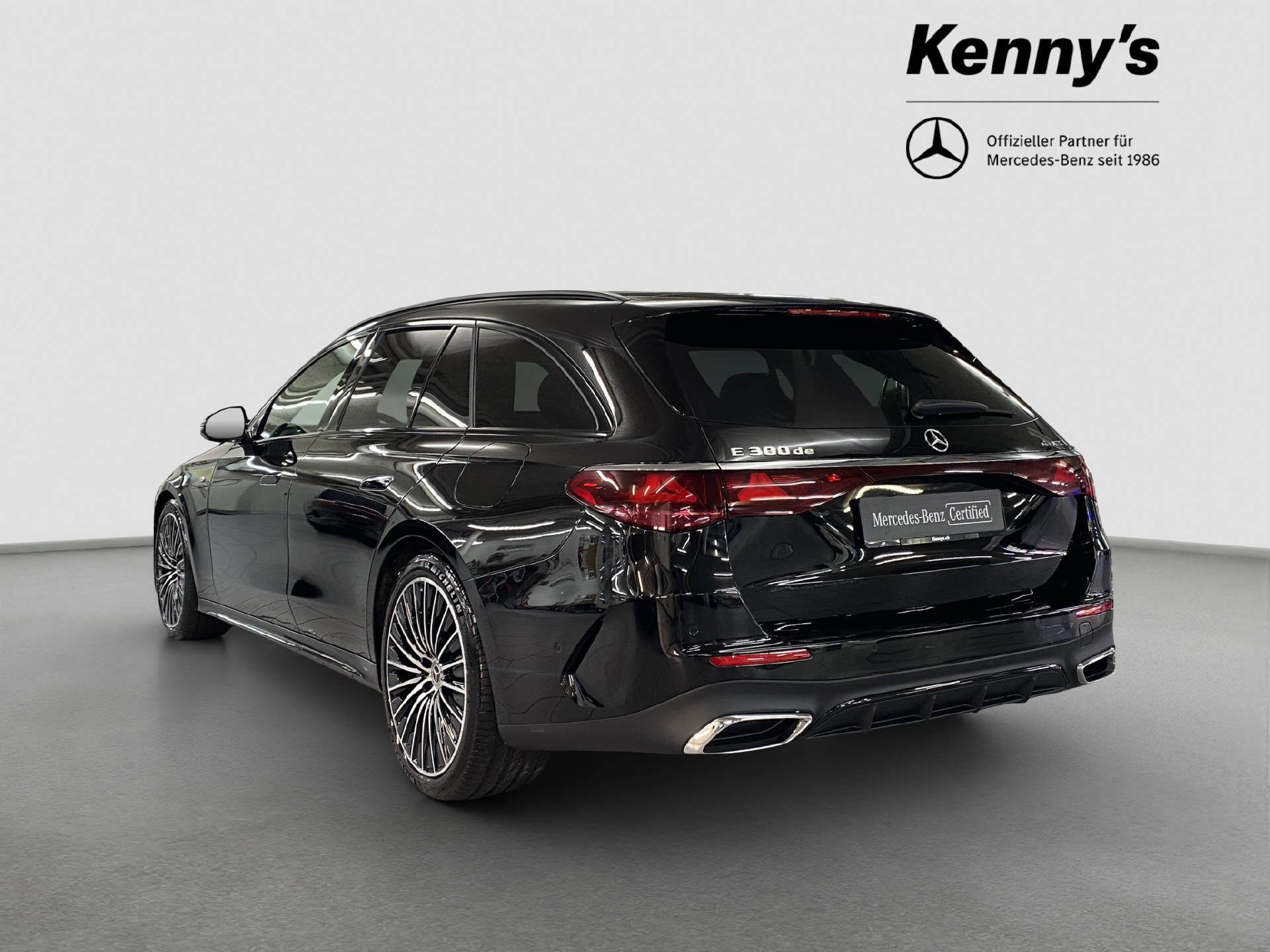 MERCEDES-BENZ E 300 de AMG Line 4matic Kombi-showroom-element-3