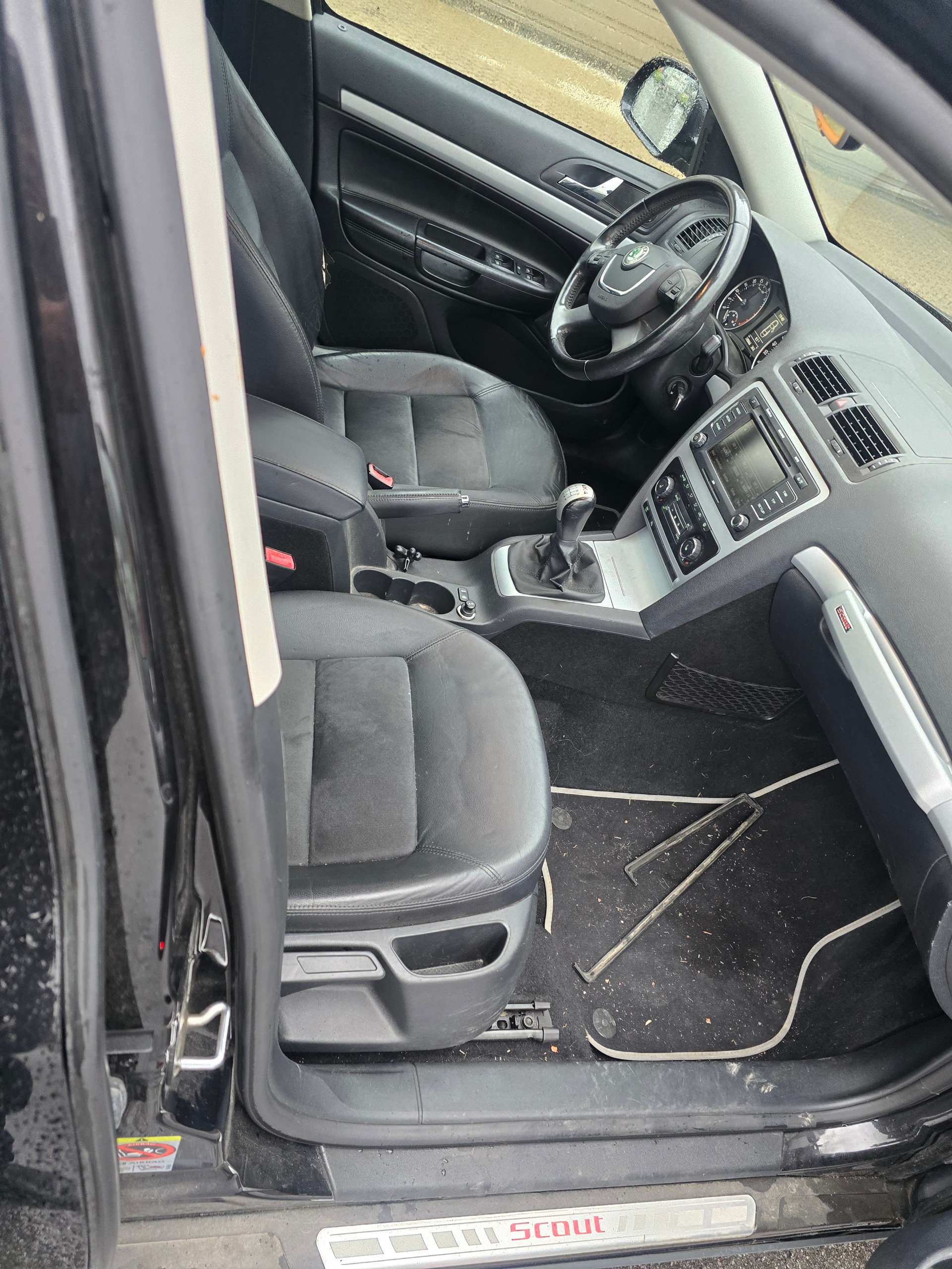SKODA Octavia Scout 2.0 TDI 4x4-image-13