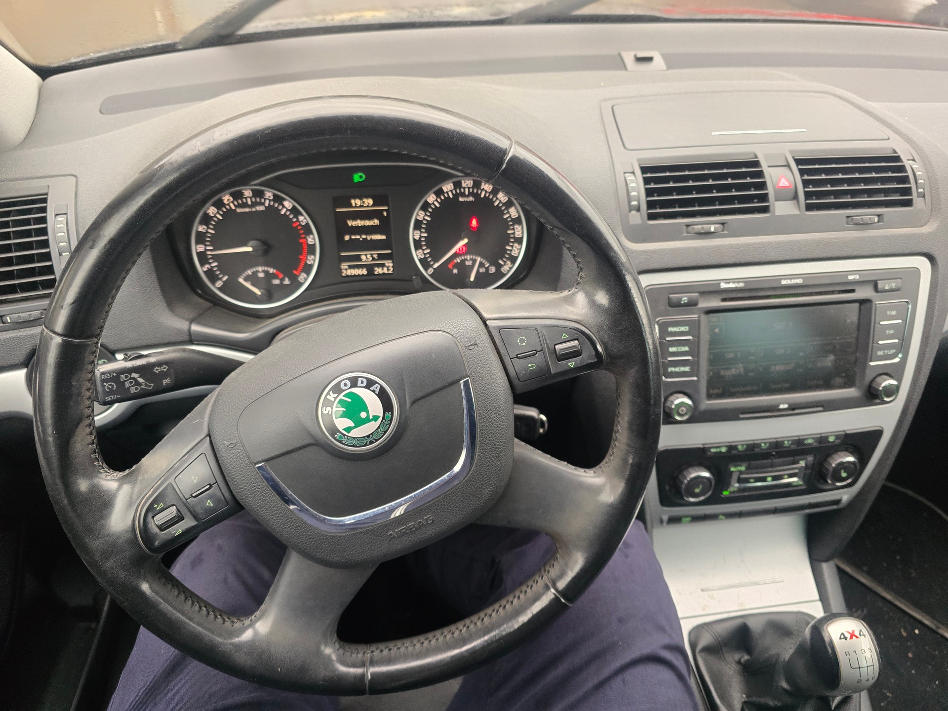 SKODA Octavia Scout 2.0 TDI 4x4-image-9