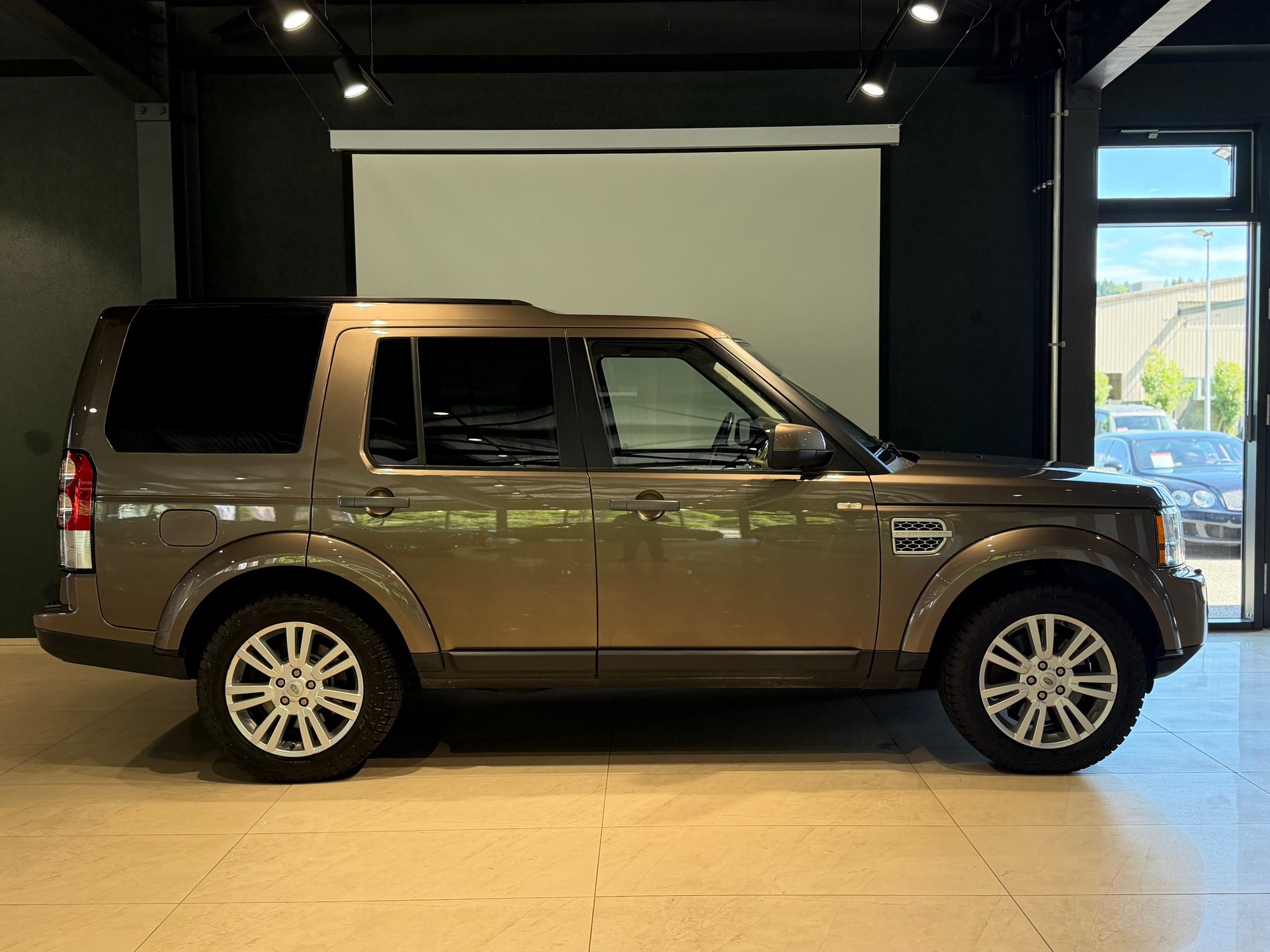LAND ROVER Discovery 4 3.0 SDV6 HSE Automatic-showroom-element-3